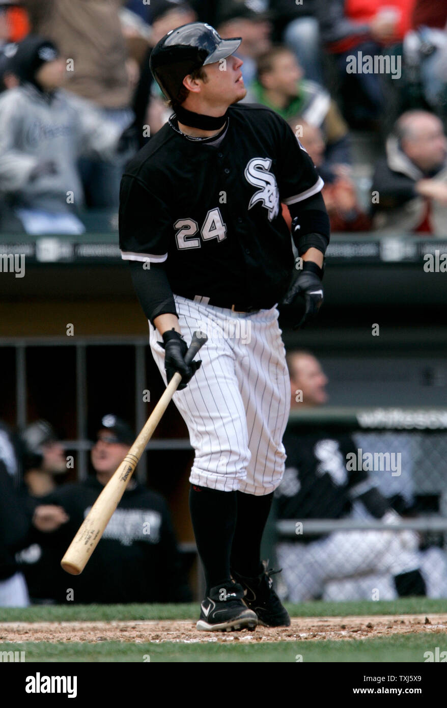 White Sox de Chicago's Joe Crede regarde son grand chelem Jermaine Dye, notation Carlos Quentin, et A. J. Pierzynski durant la cinquième manche contre les Tigers de Detroit à Chicago le 13 avril 2008. Les White Sox a gagné 11-0. (Photo d'UPI/Brian Kersey) Banque D'Images