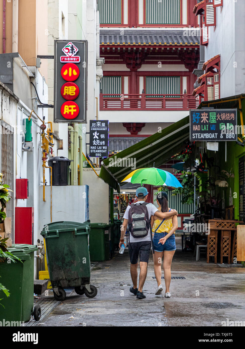 Couple sous la pluie sous un parapluie Singapore Singapour Banque D'Images
