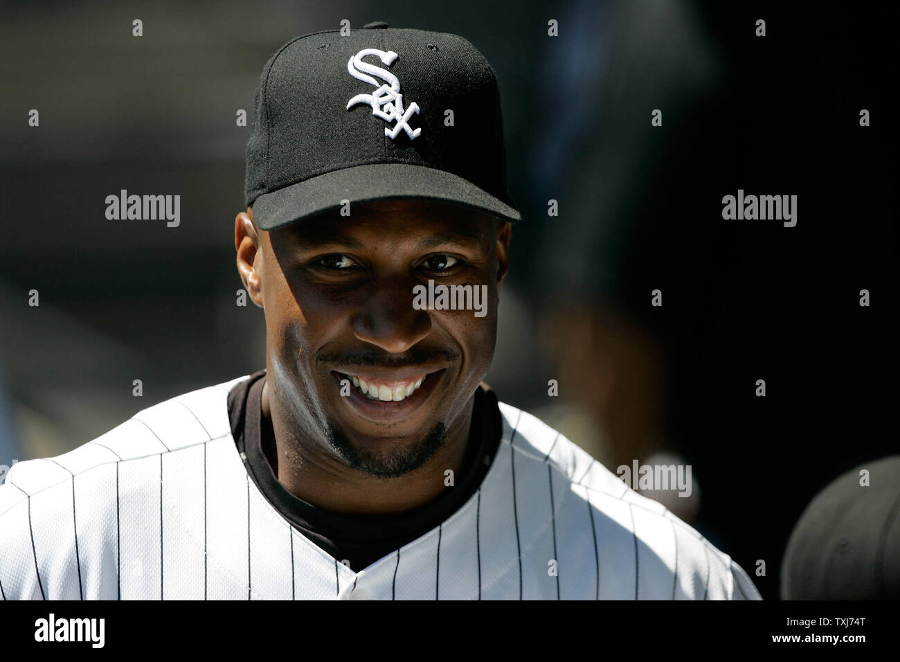 White Sox de Chicago's Jermaine Dye se tient dans l'abri avant le match contre les Red Sox de Boston le 10 août 2008 à Chicago. (Photo d'UPI/Brian Kersey) Banque D'Images