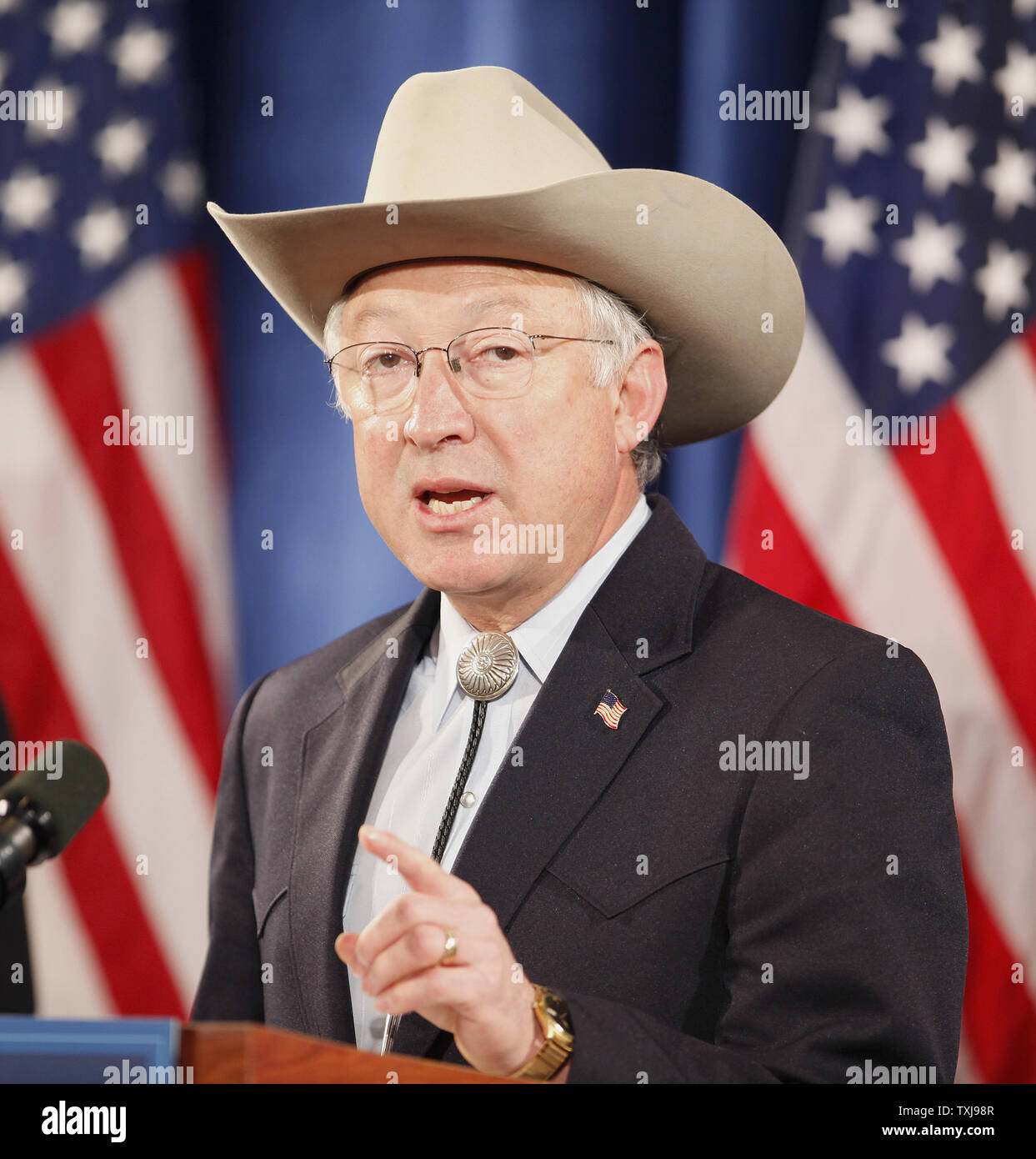 Le sénateur Ken Salazar (D-CO) (L) fait une déclaration après avoir été présenté comme secrétaire à l'intérieur par le président élu Barack Obama lors d'une conférence de presse le 17 décembre 2008 à Chicago. Obama a également introduit l'ancien gouverneur de l'Iowa. Tom Vilasck comme secrétaire de l'agriculture désigné. (Photo d'UPI/Brian Kersey) Banque D'Images