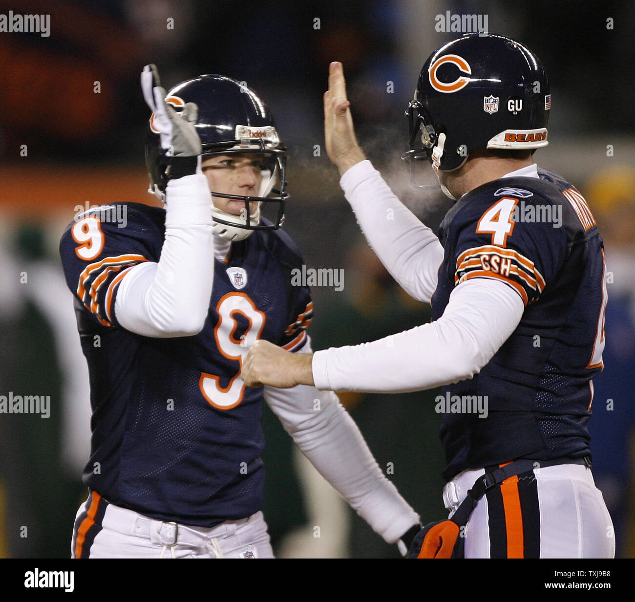 Chicago Bears kicker Robbie Gould (9) et titulaire Brad Maynard (4 ...