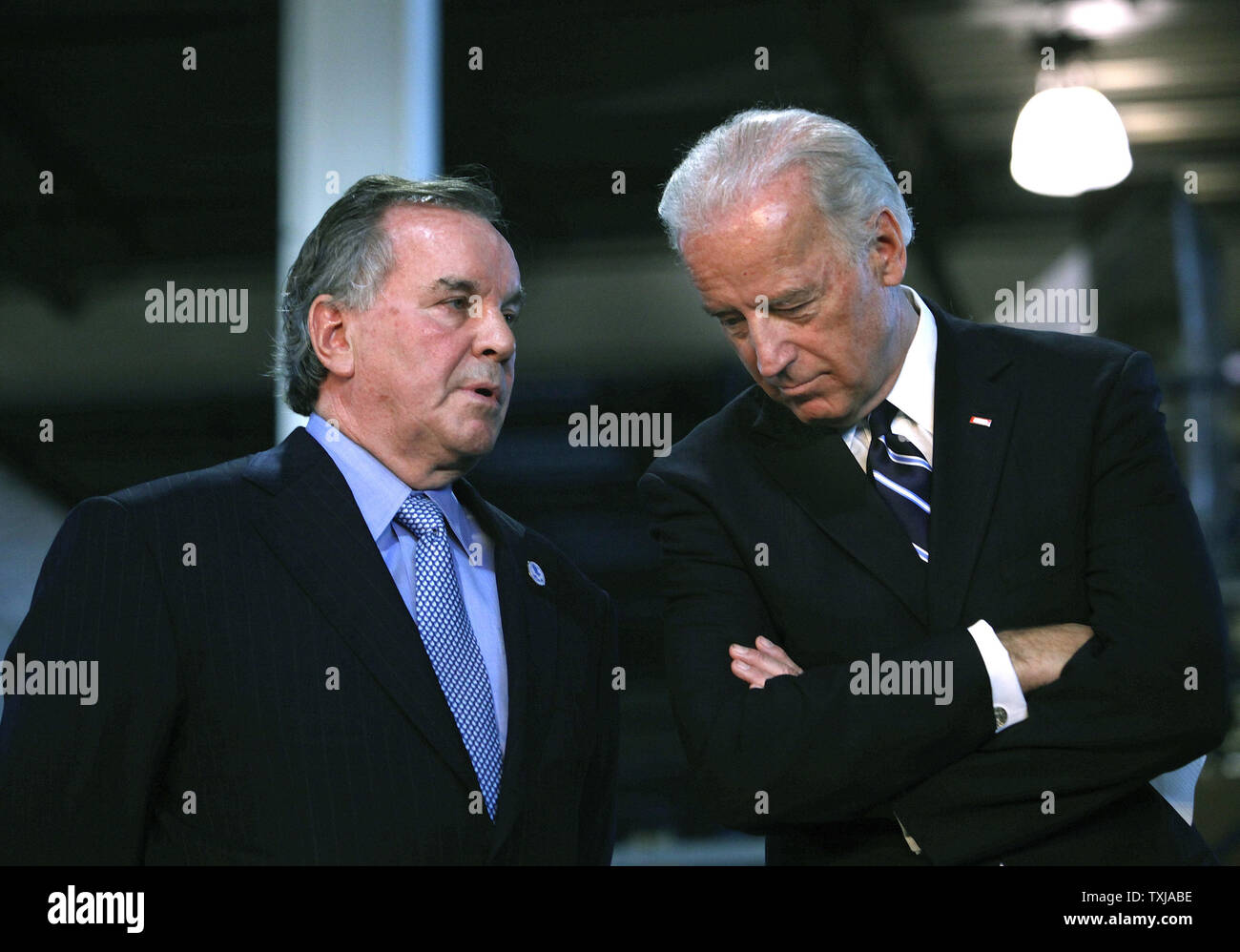 Le vice-président Joe Biden (R) parle le maire de Chicago Richard M. Daley à l'usine de fenêtre Matériaux graves à Chicago le 27 avril 2009. L'ancienne République les fenêtres et les portes, dont l'usine à l'arrêt de décembre 2008 a attiré l'attention internationale lorsque les travailleurs enfermés dans l'usine exigeant la cessation d'emploi, est en train d'être ré-ouvert sous la propriété des matériaux sérieux basée en Californie avec l'aide des fonds de stimulation de l'argent du gouvernement fédéral. (Photo d'UPI/Brian Kersey) Banque D'Images