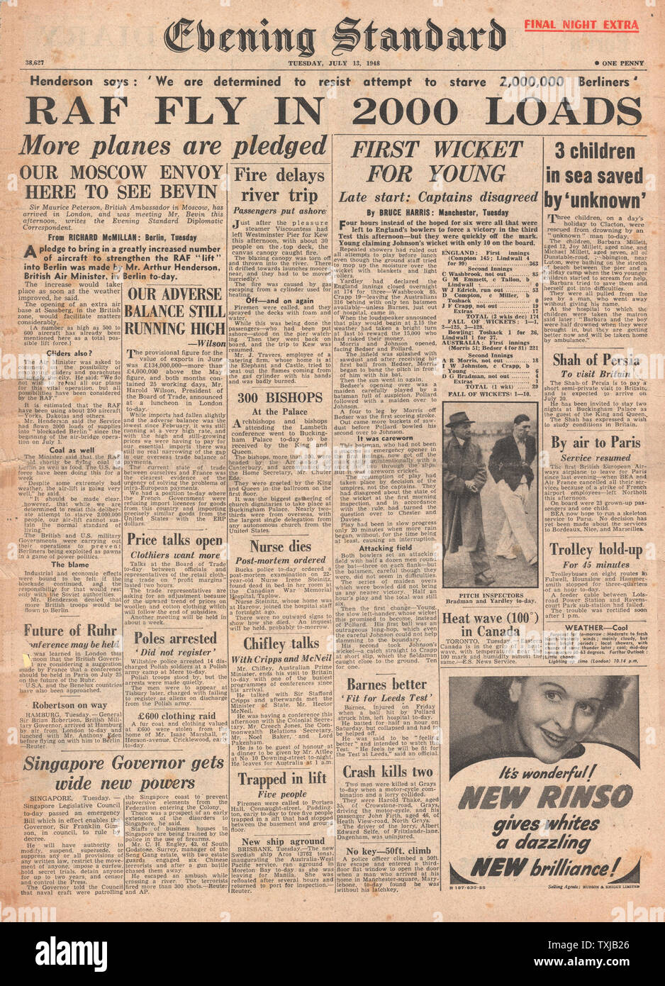 1948 Evening Standard newspaper front page Pont Aérien de Berlin Banque D'Images