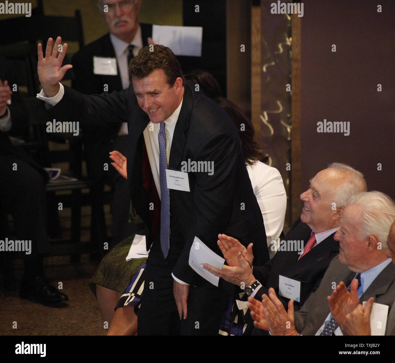 Willis Group Holdings COO Grahame Millwater vagues après avoir été reconnu lors d'une cérémonie de changement de nom pour la Willis Tower à Chicago le 16 juillet 2009. Le Willis Group Holdings a obtenu la désignation de l'homme à la plus haute tour, anciennement connu sous le nom de Sears Tower, dans le cadre de son accord de location (140 000 pieds carrés d'espace de bureau dans le bâtiment. (Photo d'UPI/Brian Kersey) Banque D'Images