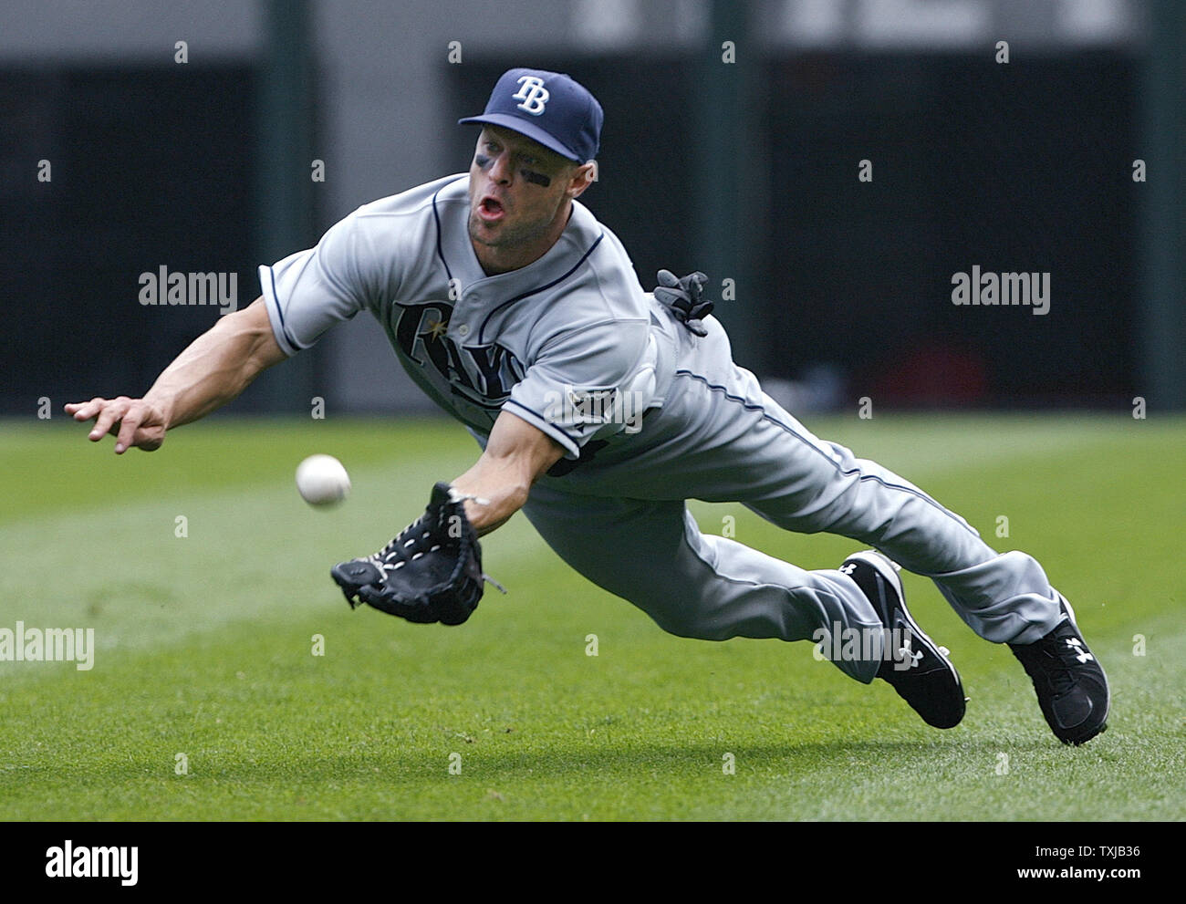 Rays de Tampa Bay droit fielder Gabe Kapler fait une capture de plongée à la retraite White Sox de Chicago's Jermaine Dye au cours de la troisième manche au U.S. Cellular Field de Chicago le 23 juillet 2009. (Photo d'UPI/Brian Kersey) Banque D'Images