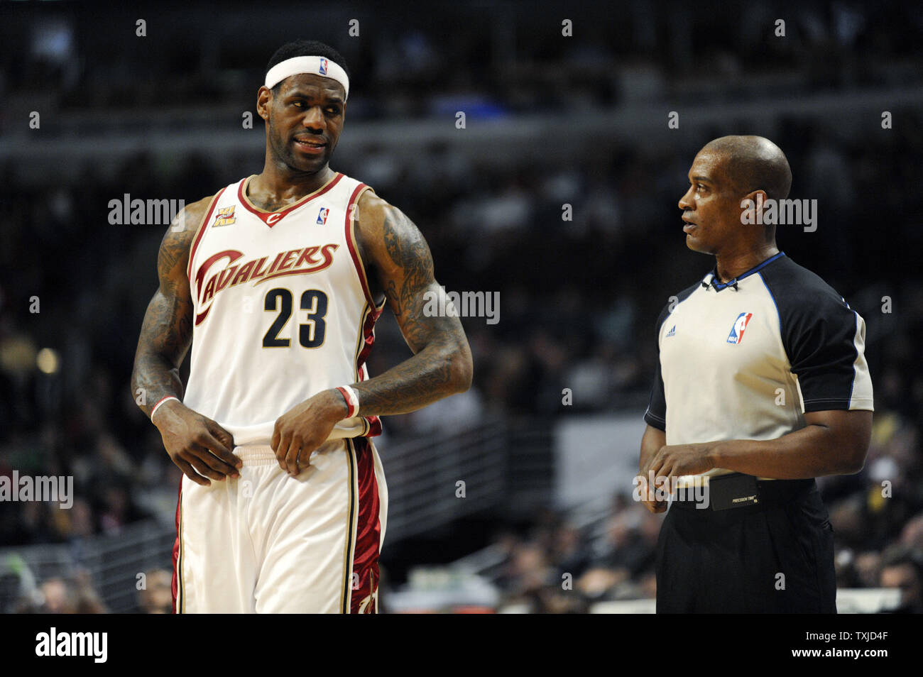 Clevelnad Cavaliers' LeBron James (L) parle avec arbitre Derrick Collins au cours du quatrième trimestre à l'United Center de Chicago le 19 mars 2010. Les cavaliers ont remporté 92-85. UPI/Brian Kersey Banque D'Images