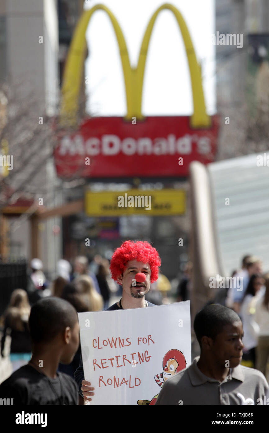 Jack Nugent exhorte les piétons de signer une pétition appelant à la retraite de Ronald McDonald est une mascotte pour la chaîne de fast-food au cours d'une manifestation à Chicago le 31 mars 2010. Les manifestants, organisé par Corporate Accountability International, la revendication McDonald's utilise la mascotte de l'entreprise sur le marché des aliments gras malsains, aux enfants. UPI/Brian Kersey Banque D'Images