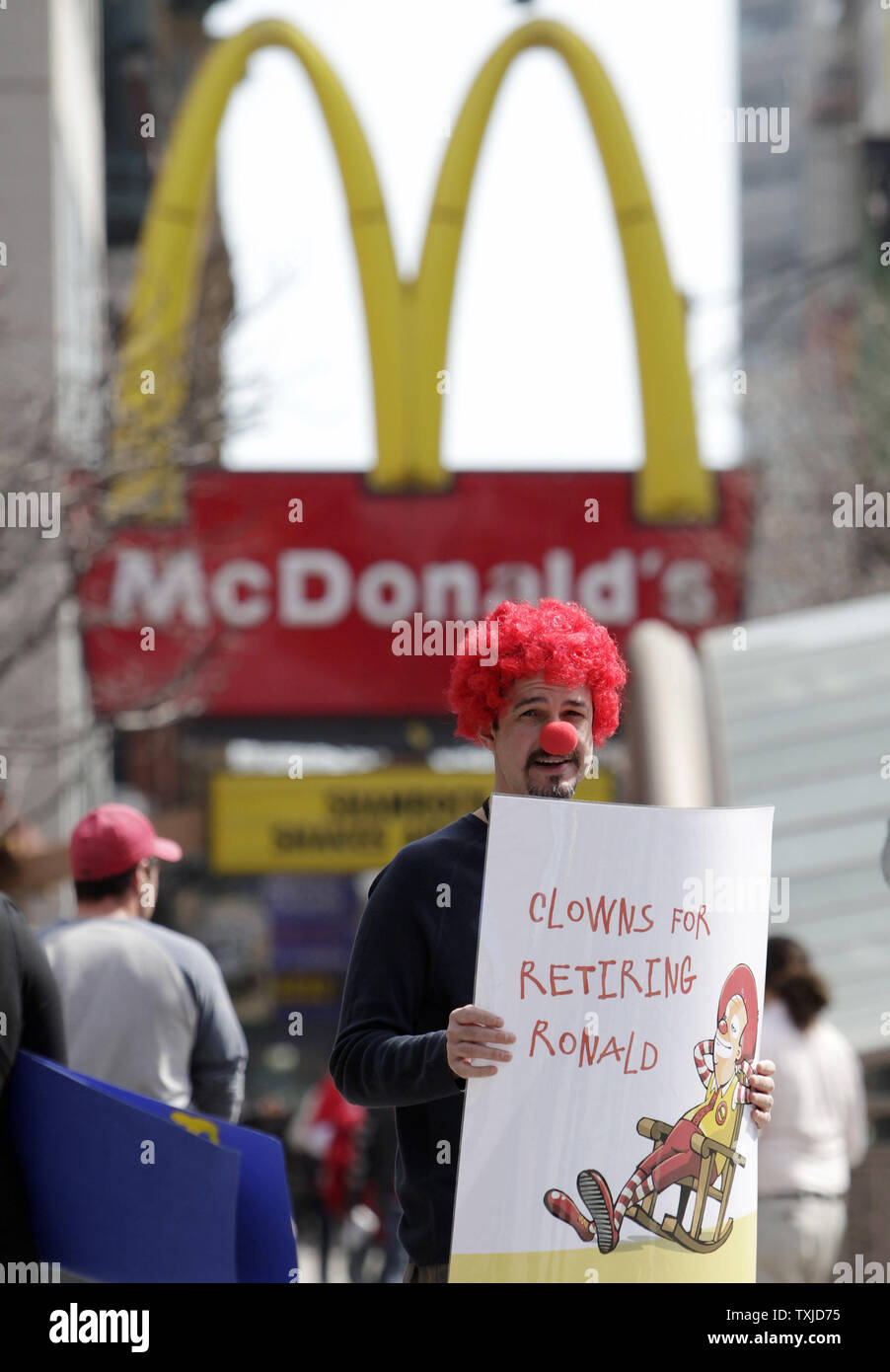 Jack Nugent exhorte les piétons de signer une pétition appelant à la retraite de Ronald McDonald est une mascotte pour la chaîne de fast-food au cours d'une manifestation à Chicago le 31 mars 2010. Les manifestants, organisé par Corporate Accountability International, la revendication McDonald's utilise la mascotte de l'entreprise sur le marché des aliments gras malsains, aux enfants. UPI/Brian Kersey Banque D'Images