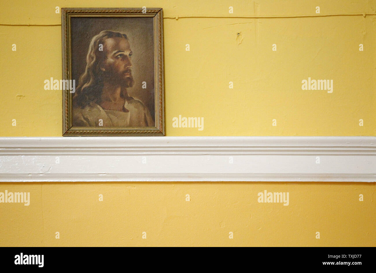 Une peinture de Jésus Christ s'affiche dans le sous-sol de la Providence de Dieu l'Église catholique à Chicago le 2 avril 2010. L'église contribue à parrainer une bonne reconstitution annuelle vendredi du Chemin de Croix au cours de laquelle la communauté locale agit à chaque station pendant une 1,5 mile mars par le coeur de la communauté de Chicago l'américano-mexicaine de Pilsen. UPI/Brian Kersey Banque D'Images