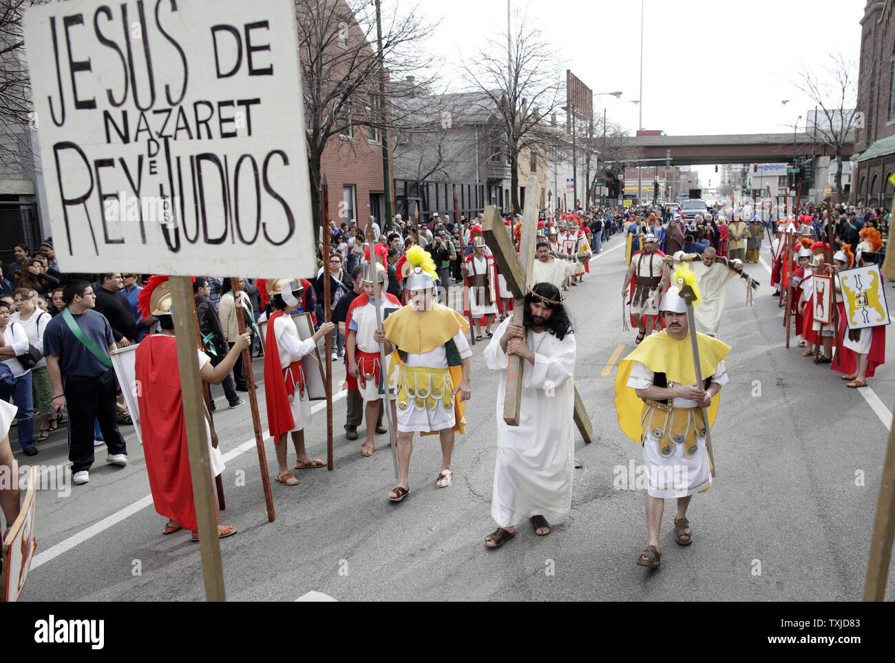 Salvador Zavala (C) joue le rôle de Jésus Christ comme il commence sa marche vers la crucifixion au cours de la Via Crucis ou 'Chemin de Croix' à Chicago le 2 avril 2010. La reconstitution annuelle bon vendredi du chemin de croix qui attire des milliers de 1,5 mile mars par le coeur de la communauté de Chicago l'américano-mexicaine de Pilsen. UPI/Brian Kersey Banque D'Images