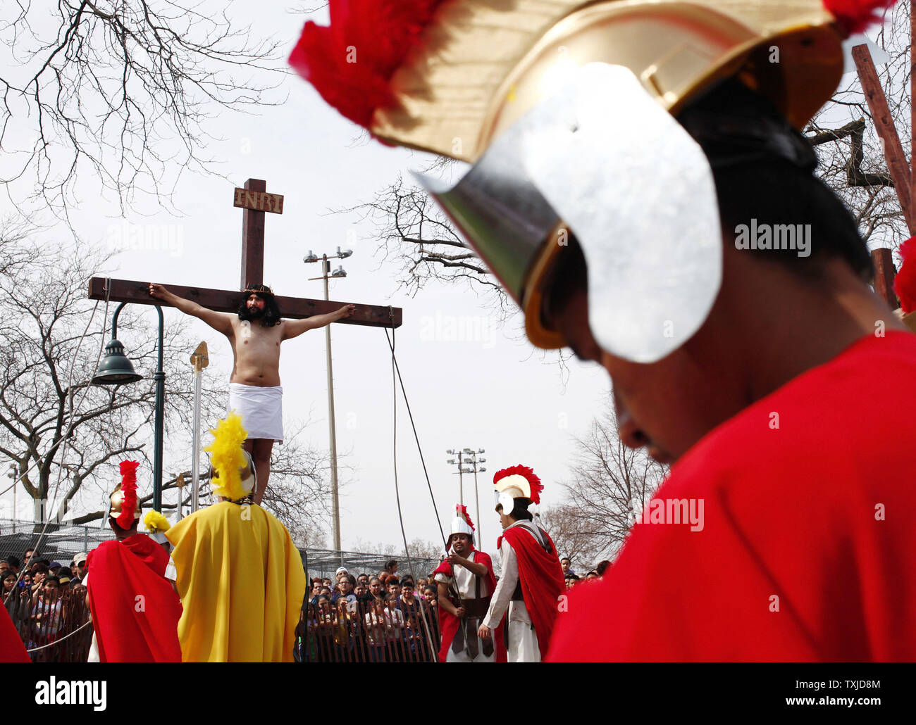 Salvador Zavala (L) comme Jésus le Christ est suspendu sur la croix lors de la Via Crucis ou 'Chemin de Croix' performance à Chicago le 2 avril 2010. La reconstitution annuelle bon vendredi du chemin de croix qui attire des milliers de 1,5 mile mars par le coeur de la communauté de Chicago l'américano-mexicaine de Pilsen. UPI/Brian Kersey Banque D'Images