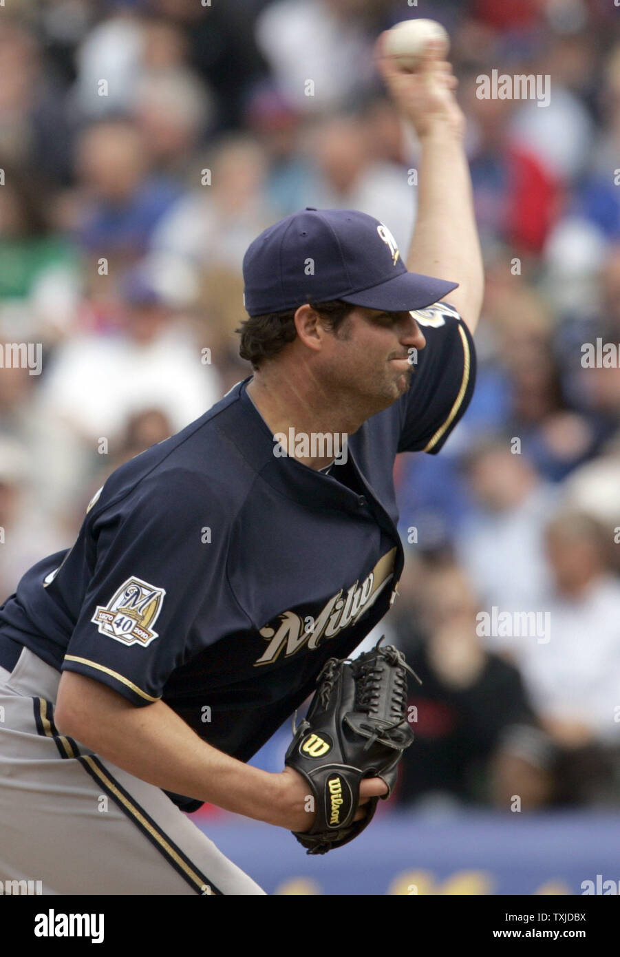 Le lanceur partant des Milwaukee Brewers Doug Davis jette contre les Cubs de Chicago en première manche à Wrigley Field de Chicago le 12 avril 2010. UPI /Mark Cowan Banque D'Images