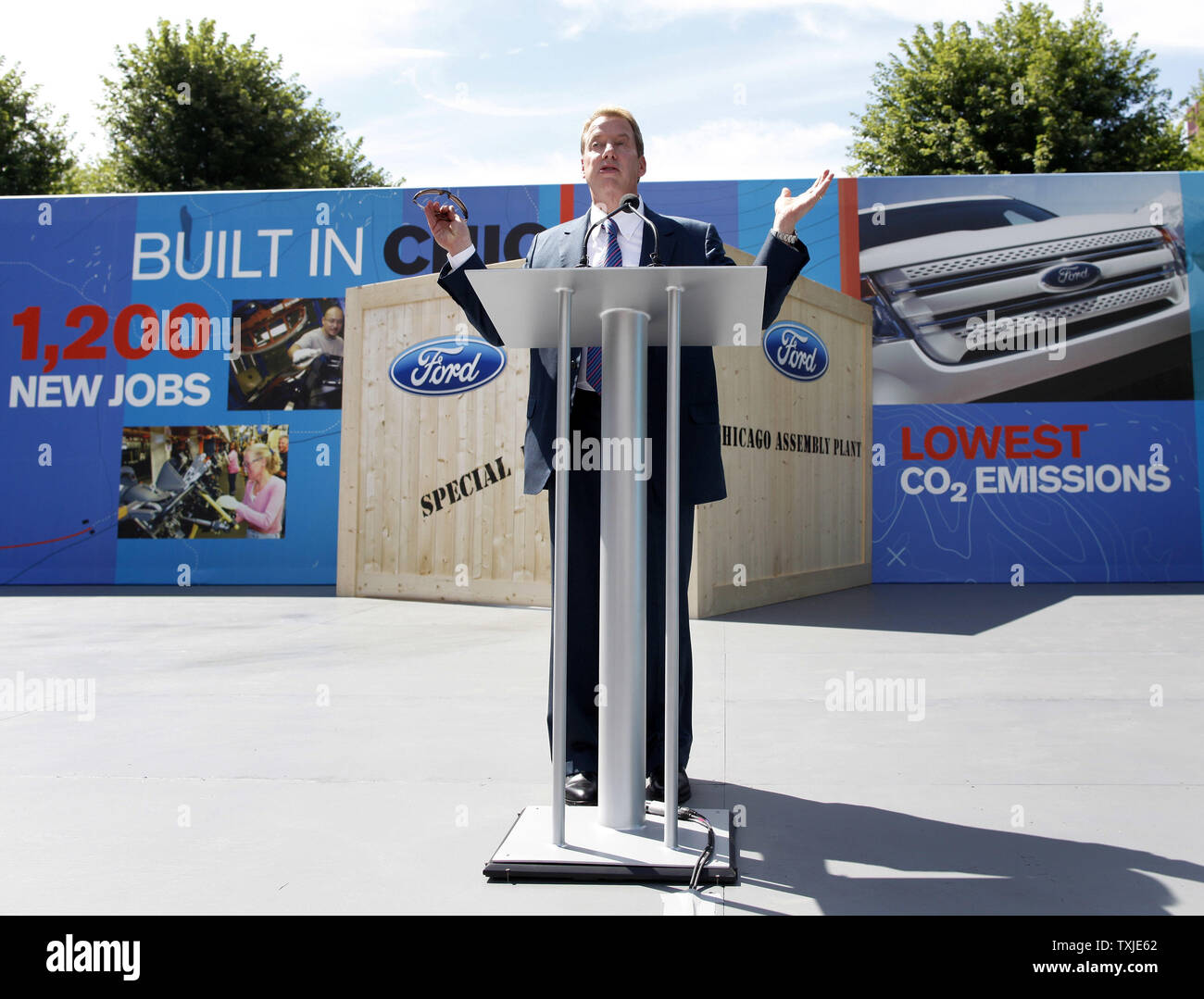 Bill Ford, Président exécutif de Ford, parle avant de dévoiler la toute nouvelle 2011 Explorer lors d'un événement dans le Millennium Park à Chicago le 26 juillet 2010. Le nouveau SUV de la sécurité comprend des fonctionnalités telles que la ceinture de sécurité gonflable, et plus de 30 pour cent une meilleure économie de carburant que le modèle actuel d'Explorer. UPI/Brian Kersey Banque D'Images