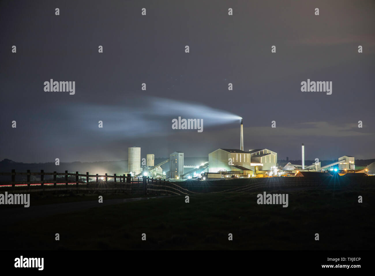 Exposition longue durée de la mine de potasse / polyhalite dans la nuit, montrant serre plume au vent. Boulby mine, Redcar and Cleveland, UK Banque D'Images
