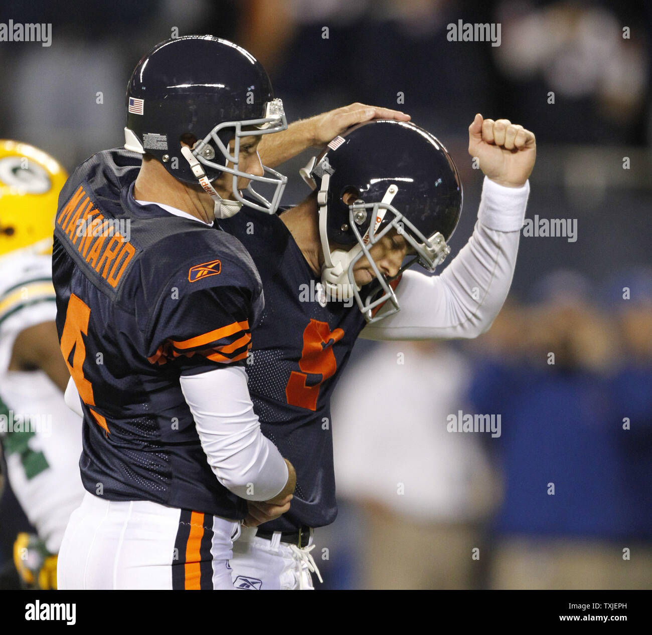 Ours de Chicago place kicker Robbie Gould (R) célèbre avec support Brad Maynard après coups gagnants l'objectif sur le terrain au cours des dernières secondes du quatrième quart contre les Packers de Green Bay à Soldier Field, à Chicago le 27 septembre 2010. Les ours a gagné 20-17. UPI/Brian Kersey Banque D'Images