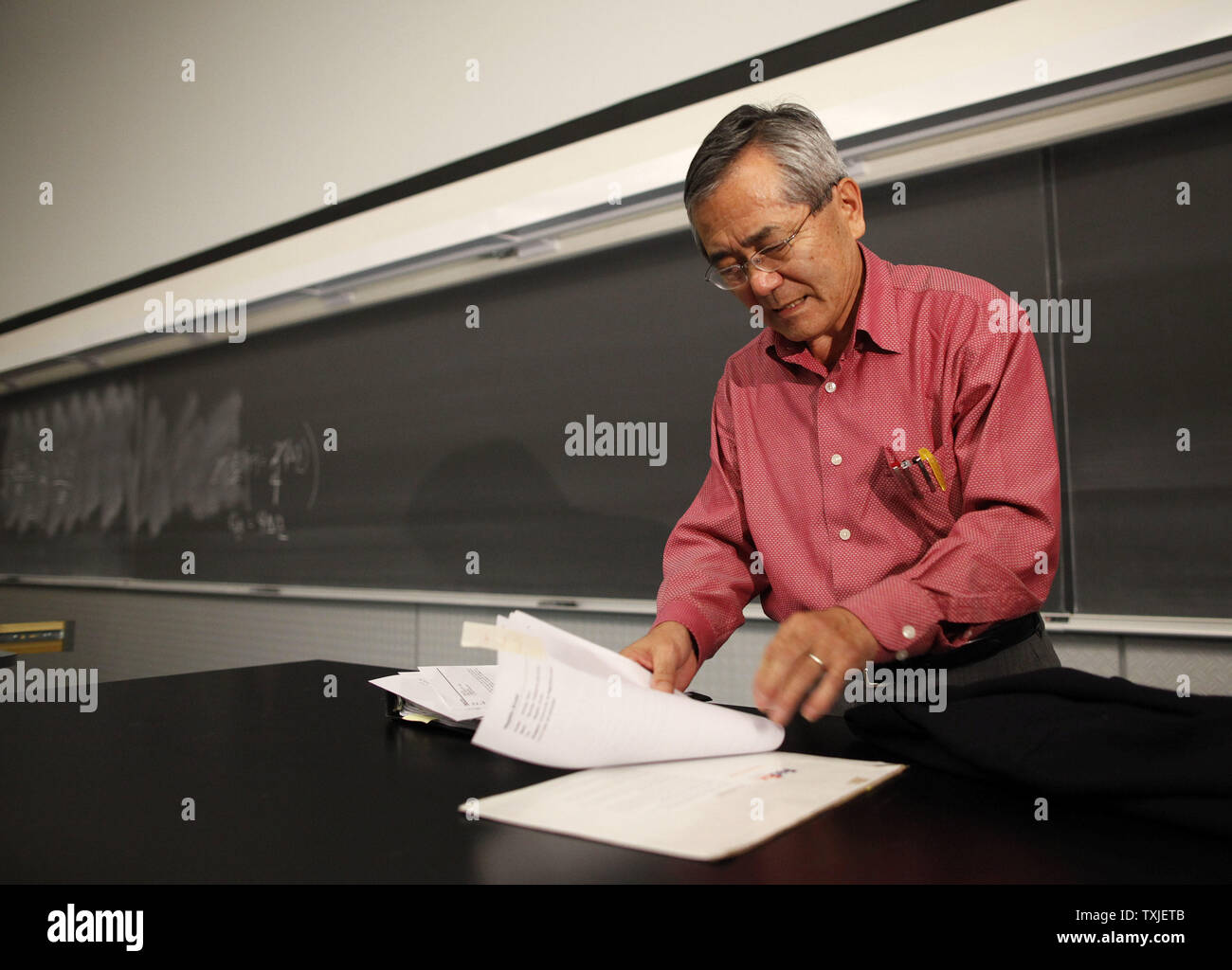 Professeur de chimie à l'Université Purdue, ei-ichi Negishi rassemble ses notes avant son deuxième classe de chimie organique à West Lafayette, Indiana, le 6 octobre 2010. Richard F. Heck rejoint Negishi et Akira Suzuki en remportant le Prix Nobel de chimie 2010 pour 'accouplements croix palladium en synthèse organique". UPI/Brian Kersey Banque D'Images