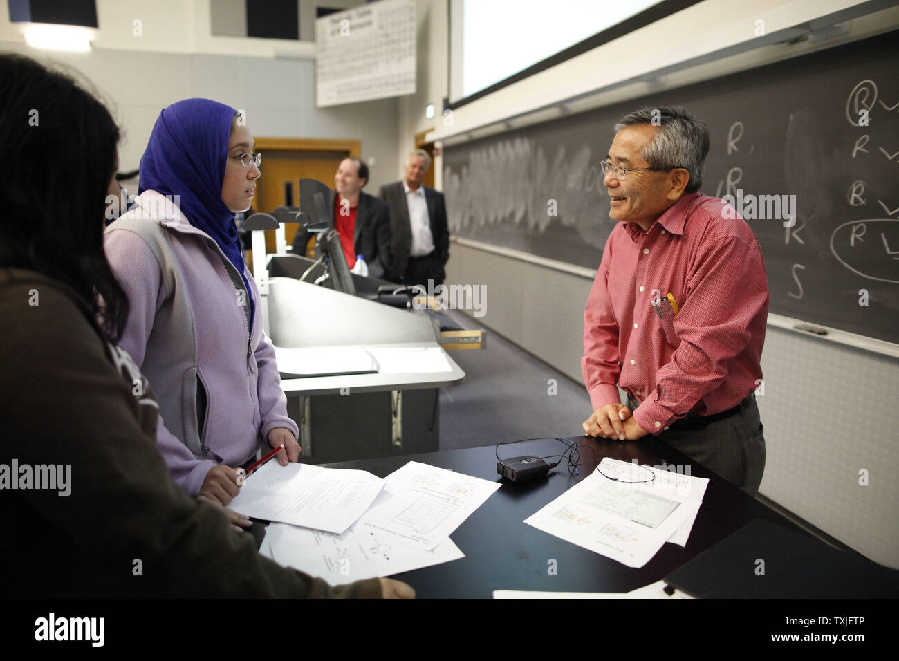 Professeur de chimie à l'Université Purdue, ei-ichi Negishi (R) parle aux étudiants après l'enseignement d'une deuxième classe de chimie organique à West Lafayette, Indiana, le 6 octobre 2010. Richard F. Heck rejoint Negishi et Akira Suzuki en remportant le Prix Nobel de chimie 2010 pour 'accouplements croix palladium en synthèse organique". UPI/Brian Kersey Banque D'Images