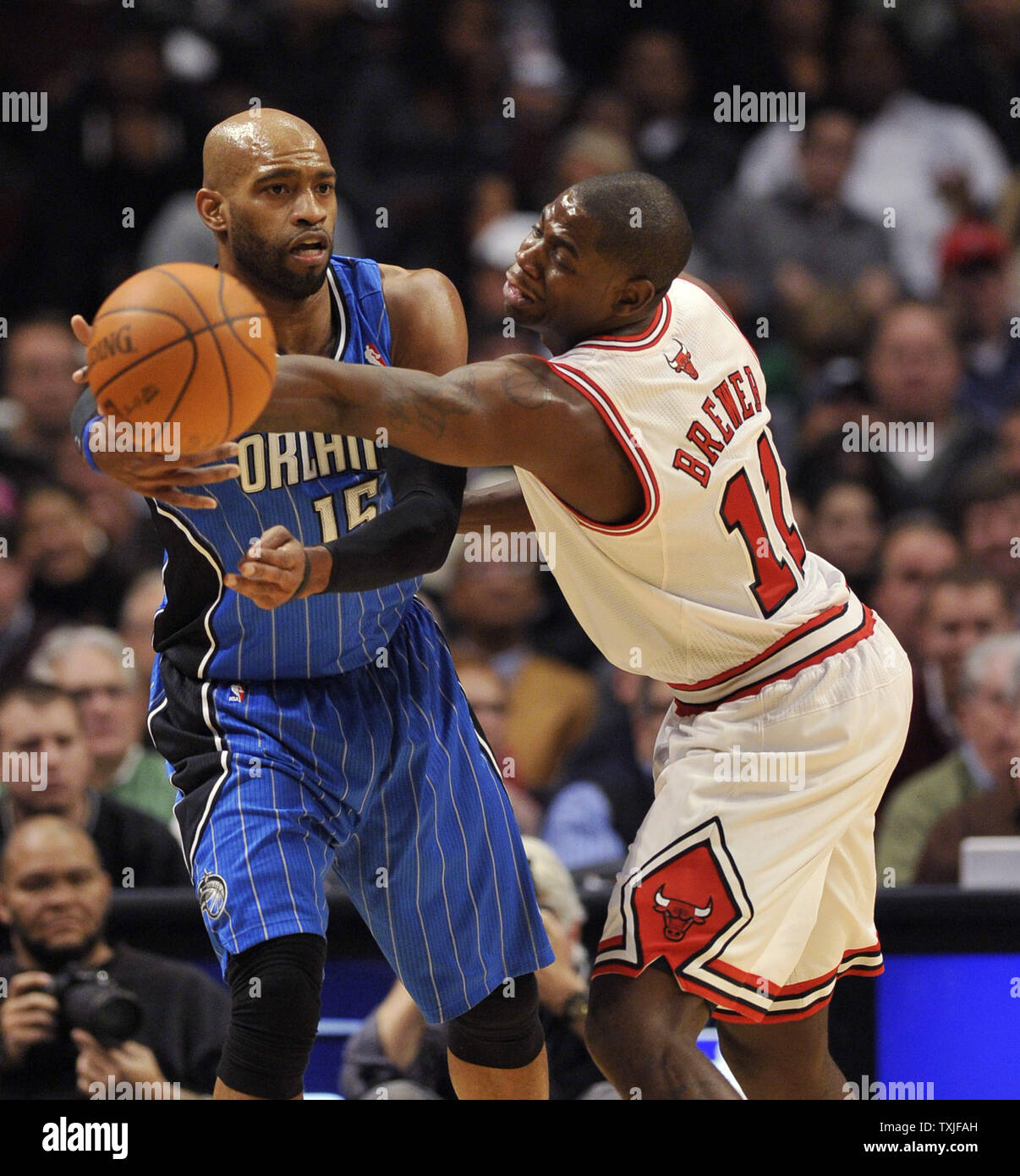 Garde côtière canadienne Orlando Magic Vince Carter (L) fait un col comme Chicago Bulls guard Ronnie Brewer défend au cours du deuxième trimestre à l'United Center de Chicago le 1 décembre 2010. UPI/Brian Kersey Banque D'Images