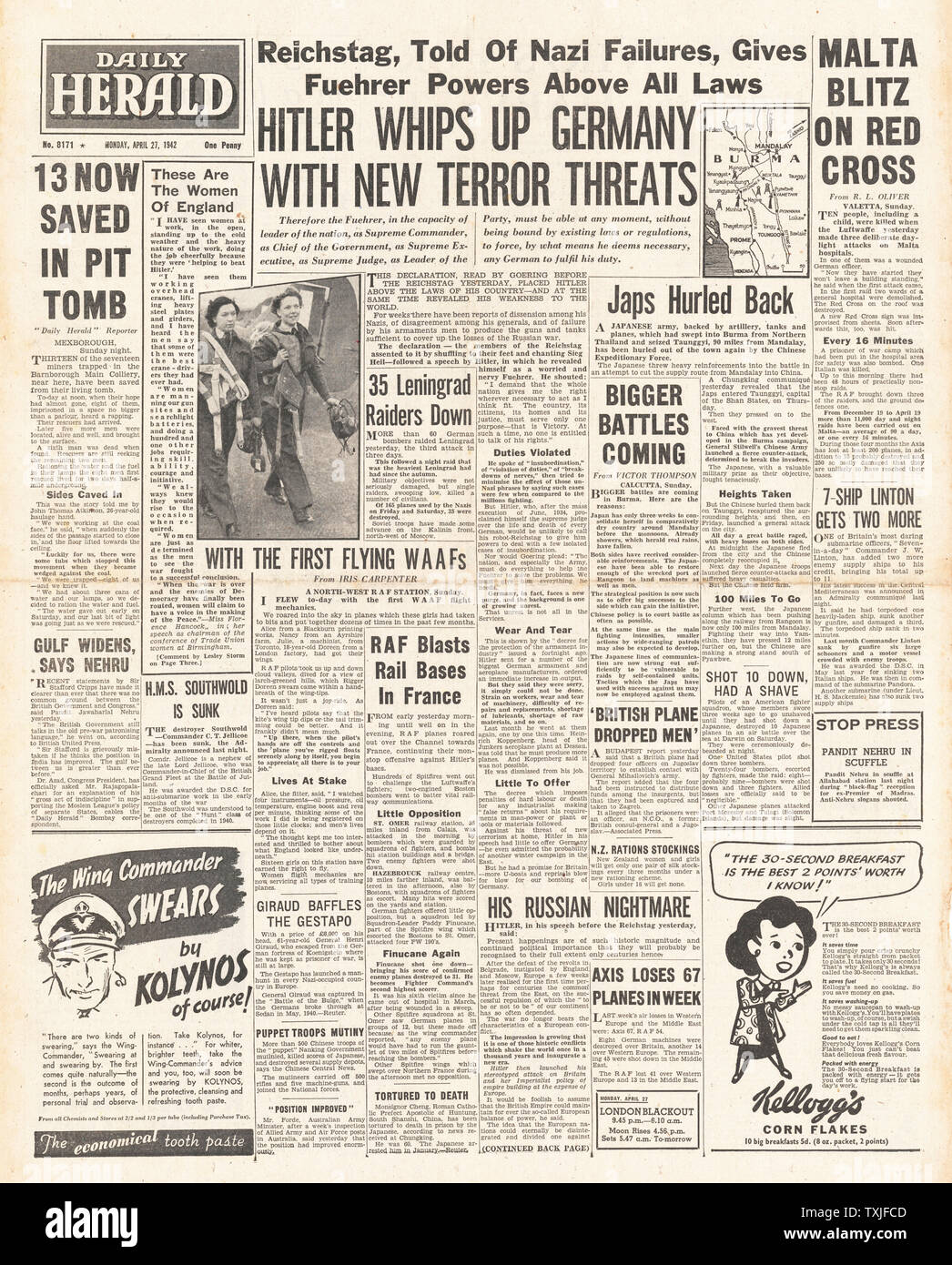 1942 front page Daily Herald critique Hitler fonctionnaires allemands et RAF bombarder Rostock Banque D'Images