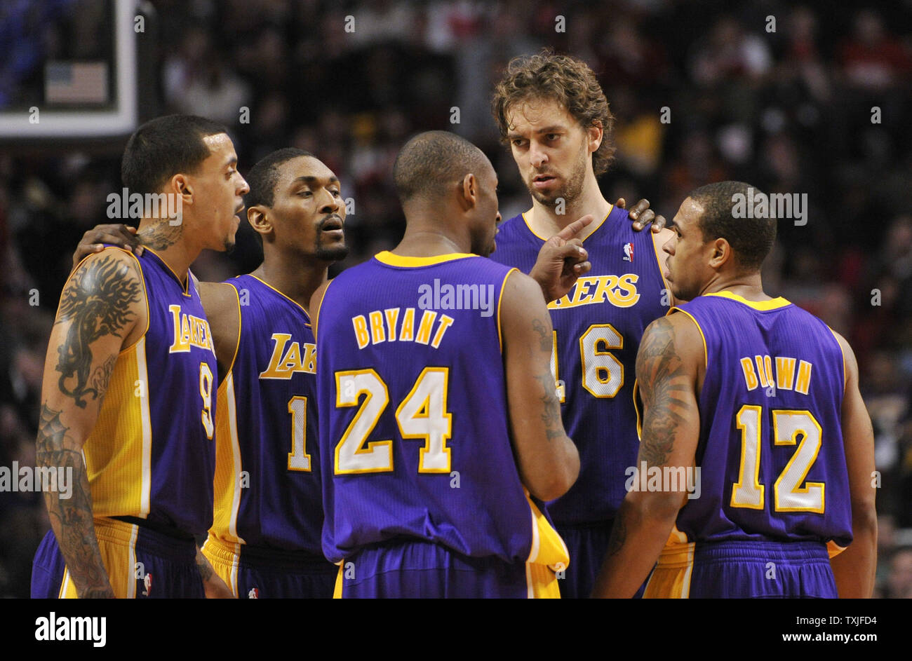 Los Angeles Lakers Kobe Bryant garde (24) parle avec ses coéquipiers Matt Barnes, de gauche à droite, Ron Objet fabriqué, Pau Gasol et Shannon Brown au cours du quatrième trimestre, contre les Chicago Bulls à l'United Center de Chicago le 10 décembre 2010. Les Bulls a gagné 88-84. UPI/Brian Kersey Banque D'Images