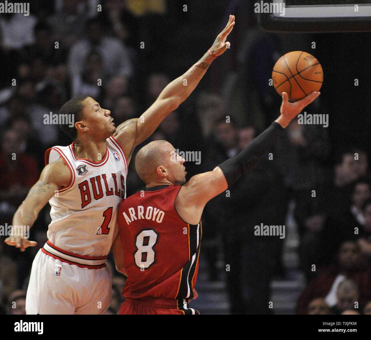 Miami Heat guard Carlos Arroyo (R) va jusqu'à un tir en tant que gardien des Chicago Bulls Derrick Rose défend au cours du premier trimestre à l'United Center de Chicago le 15 janvier 2011. UPI/Brian Kersey Banque D'Images