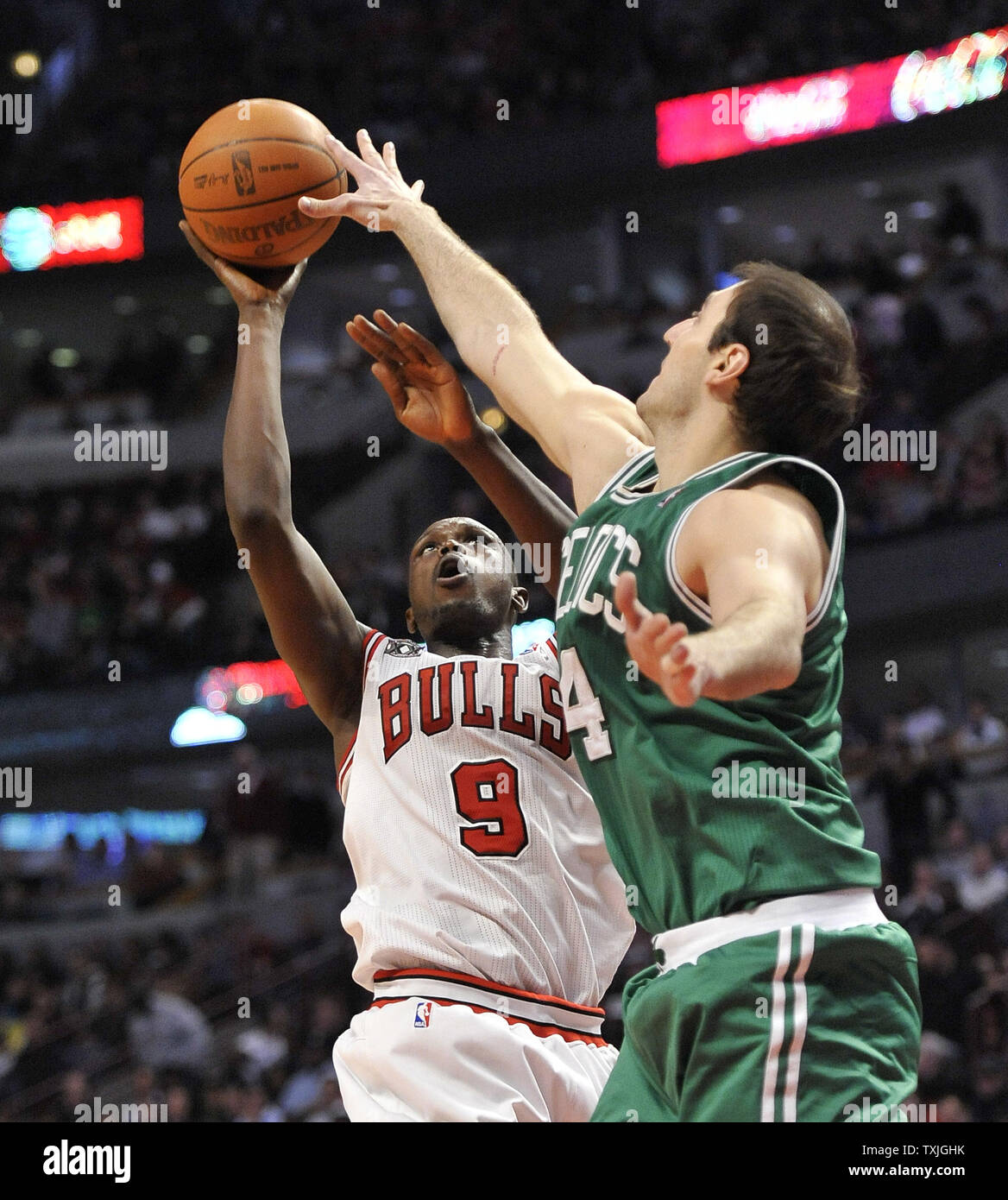 Chicago Bulls Luol Deng en avant (L) va jusqu'à un tir comme Boston Celtics Nenad Krstic centre de Serbie défend au cours du quatrième trimestre à l'United Center de Chicago le 7 avril 2011. Les Bulls a gagné 97-81. UPI/Brian Kersey Banque D'Images
