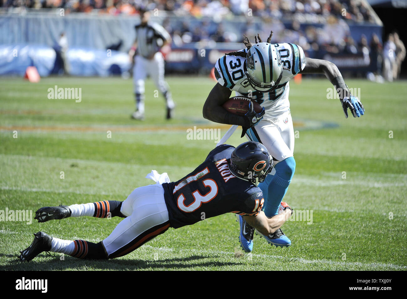 Ours de Chicago receveur Johnny Knox (13) s'attaque à la sécurité forte Carolina Panthers Charles Godfrey (30) après avoir intercepté une passe et Godfrey a retourné pour 9 yards au cours du quatrième trimestre à Soldier Field, le 2 octobre 2011 à Chicago. Les ours a gagné 34-29. UPI/Brian Kersey Banque D'Images