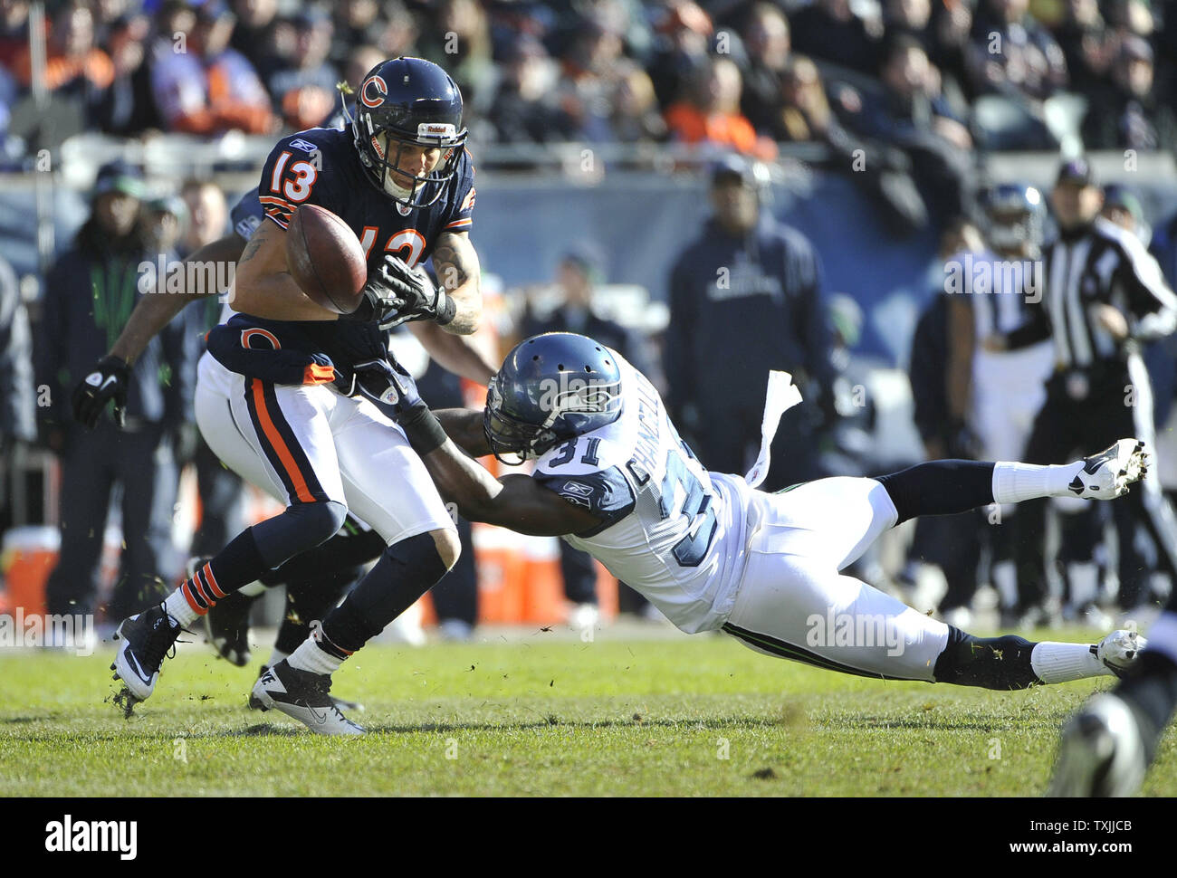 Seattle Seahawks coffre fort Kam Chancellor (R) la balle d'ours de Chicago receveur Johnny Knox au cours du premier trimestre à Soldier Field, le 18 décembre 2011 à Chicago. Les Seahawks ont récupéré le fumble. UPI/Brian Kersey Banque D'Images