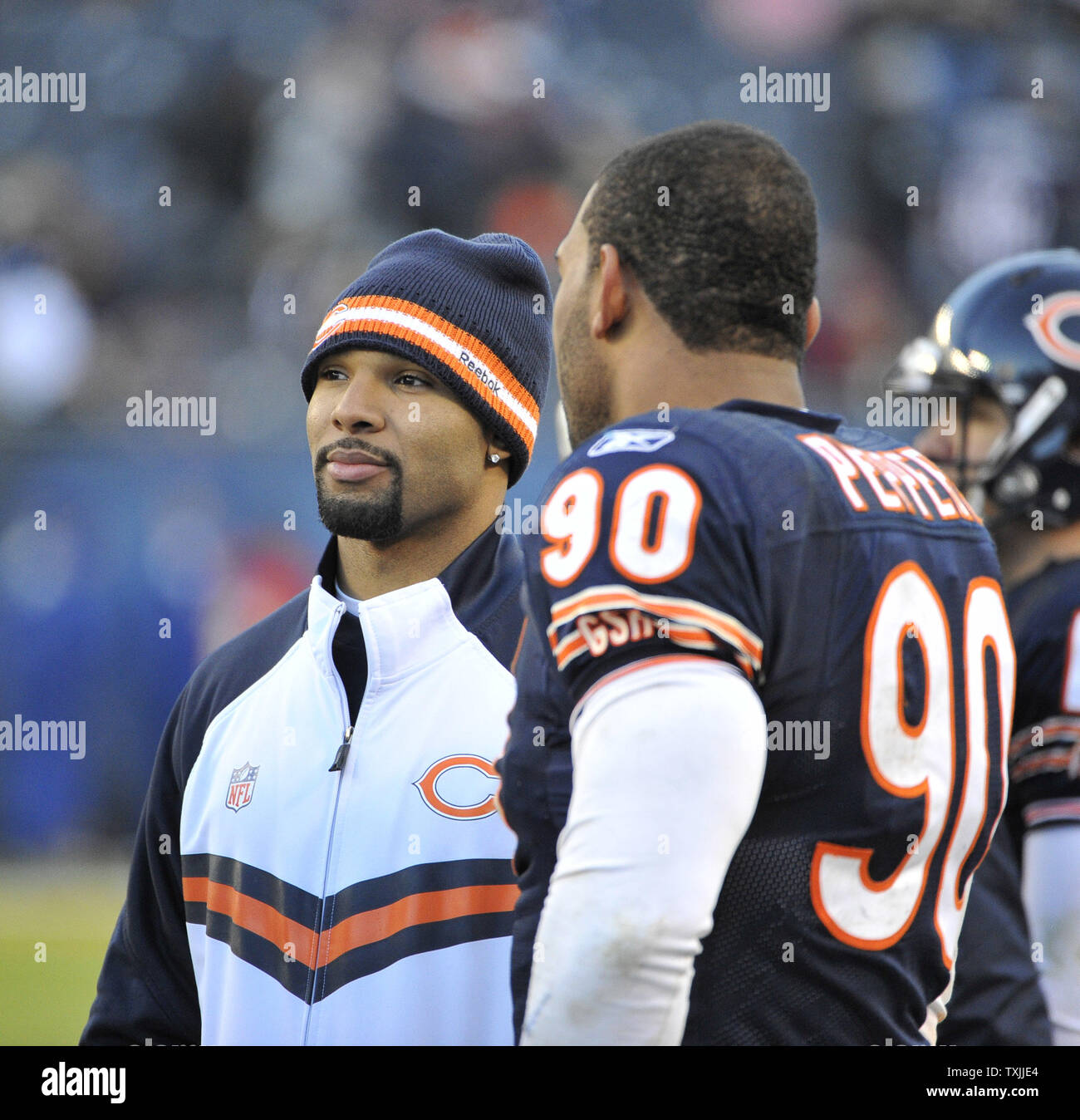 Chicago Bears blessés d'utiliser de nouveau Matt Forte (L) parle avec défensive fin Julius Peppers (90) sur la ligne de côté au cours du quatrième trimestre contre les Seattle Seahawks à Soldier Field, le 18 décembre 2011 à Chicago. Les Seahawks a gagné 38-14. UPI/Brian Kersey Banque D'Images