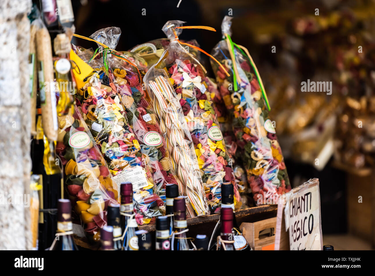 San Gimignano, Italie - 27 août 2018 : pâtes colorées emballés italienne sur l'affichage en ville store shop Banque D'Images