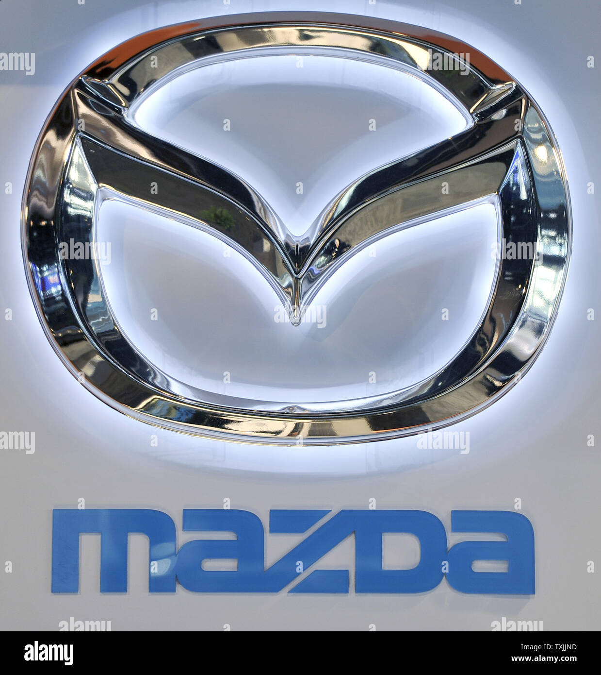 Le logo Mazda est vue à l'affichage de l'entreprise au cours de l'auto de Chicago au McCormick Place le 9 février 2012 à Chicago. UPI/Brian Kersey Banque D'Images