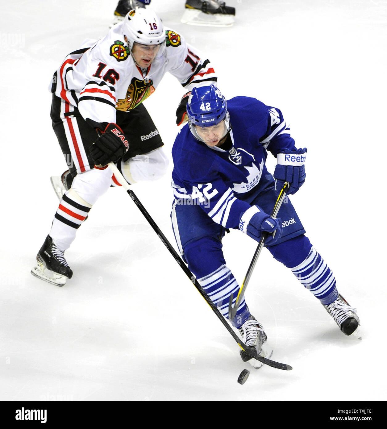 Maple Leafs de Toronto center Tyler Bozak (R) patins avec la rondelle comme centre Blackhawks de Chicago Marcus Kruger défend au cours de la première période, à l'United Center le 29 février 2012 à Chicago UPI/Brian Kersey Banque D'Images