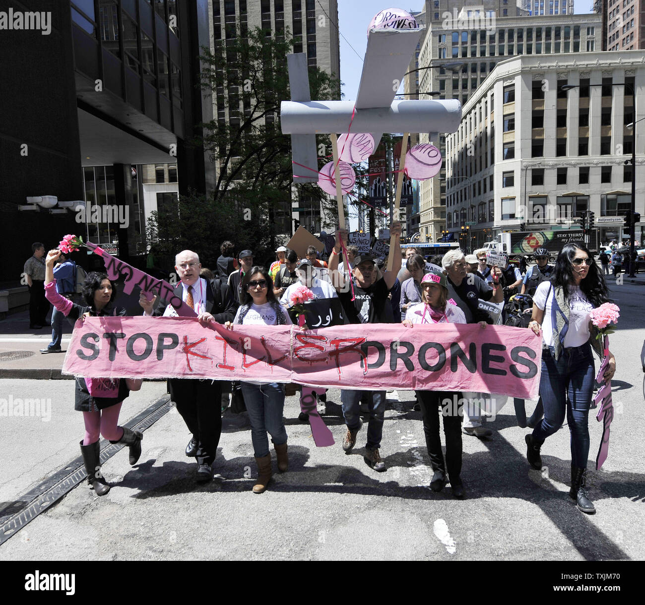 Les protestataires manifester contre l'OTAN en tant qu'elles mars pour le consulat canadien le 17 mai 2012 à Chicago. La protestation a eu lieu dans le cadre de démonstrations d'une semaine avant le sommet de l'OTAN qui aura lieu les 20 et 21 mai à Chicago. UPI/Brian Kersey Banque D'Images