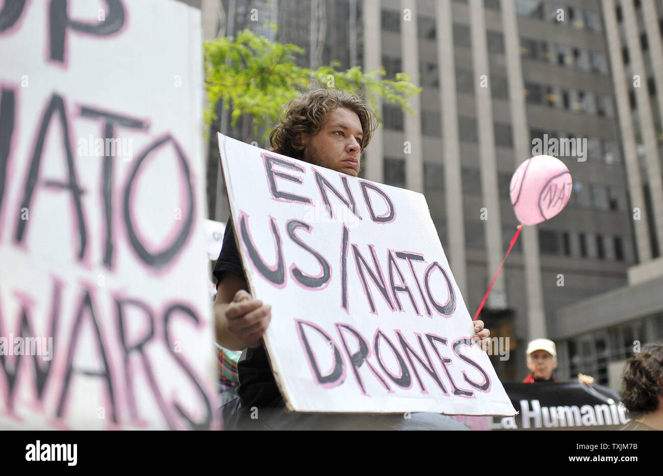 Yergler Sam montre contre l'OTAN devant le consulat le 17 mai 2012 à Chicago. La protestation a eu lieu dans le cadre de démonstrations d'une semaine avant le sommet de l'OTAN qui aura lieu les 20 et 21 mai à Chicago. UPI/Brian Kersey Banque D'Images