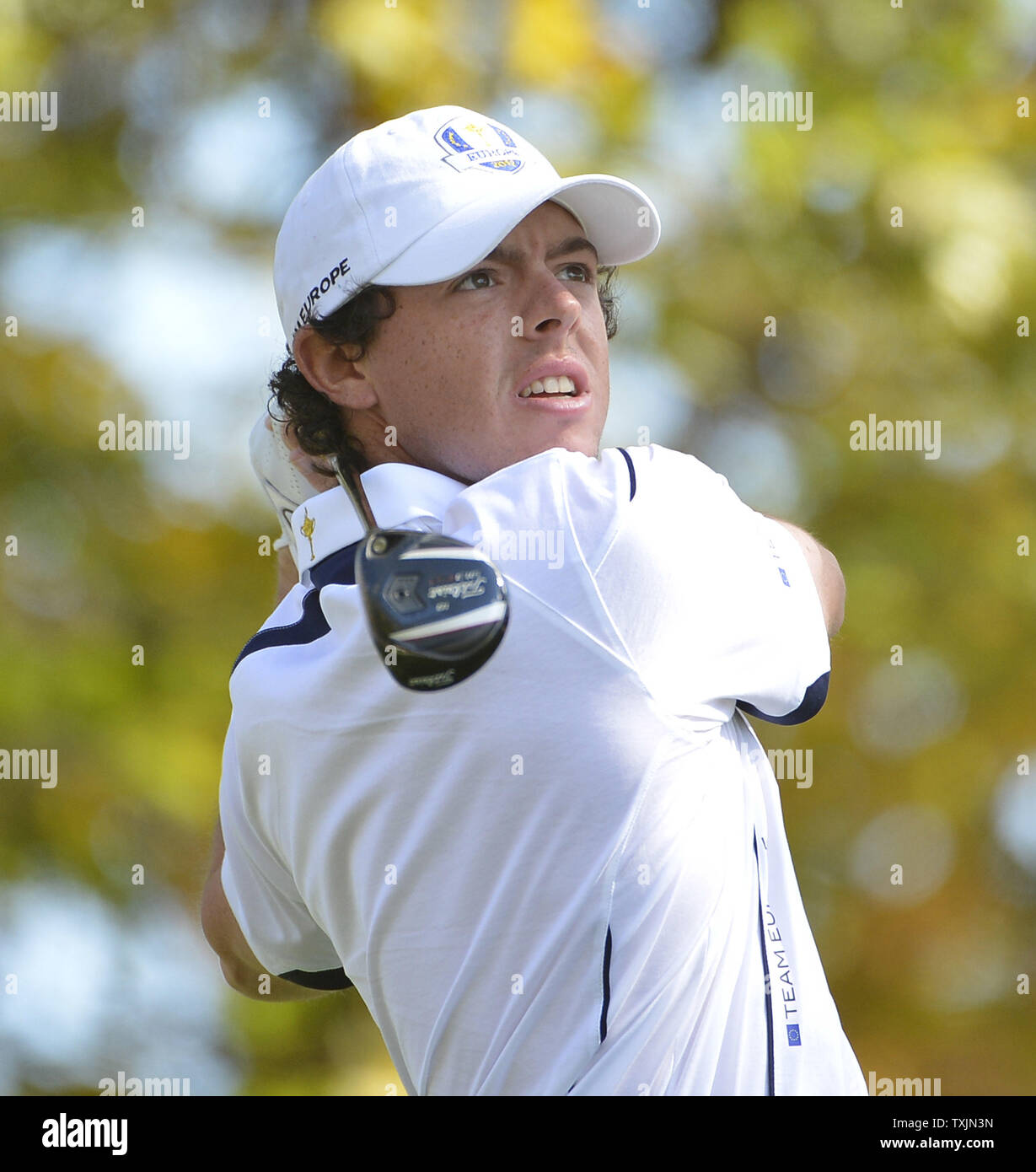 L'Europe de l'équipe off tees Rory McIlroy sur le troisième trou pendant la matchs lors de la 39e Ryder Cup à Medinah Country Club le 30 septembre 2012 à Médine, l'Illinois. UPI/Brian Kersey Banque D'Images