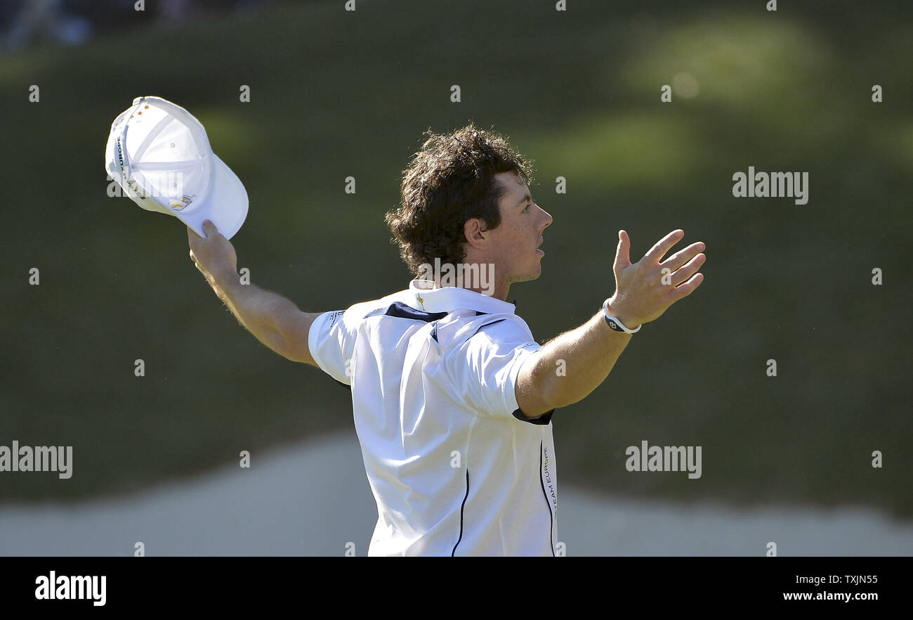 L'Europe de l'équipe de l'Irlande du Nord, Rory McIlroy réagit après avoir remporté son match contre la Team USA Keegan Bradley 2 et 1 sur le 17e trou lors de la 39e Ryder Cup à Medinah Country Club le 30 septembre 2012 à Médine, l'Illinois. L'Europe de l'équipe a défait l'équipe américaine 14 1/2 à 13 1/3 points. UPI/Brian Kersey Banque D'Images