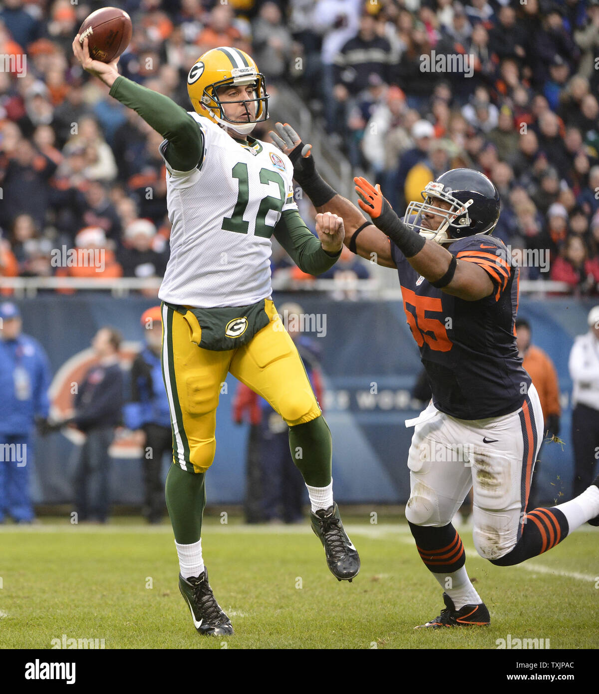 Green Bay Packers quarterback Aaron Rodgers (L) jette comme à l'extérieur de Chicago Bears secondeur Lance Briggs pressions au cours du deuxième trimestre à Soldier Field, le 16 décembre 2012 à Chicago. UPI/Brian Kersey Banque D'Images