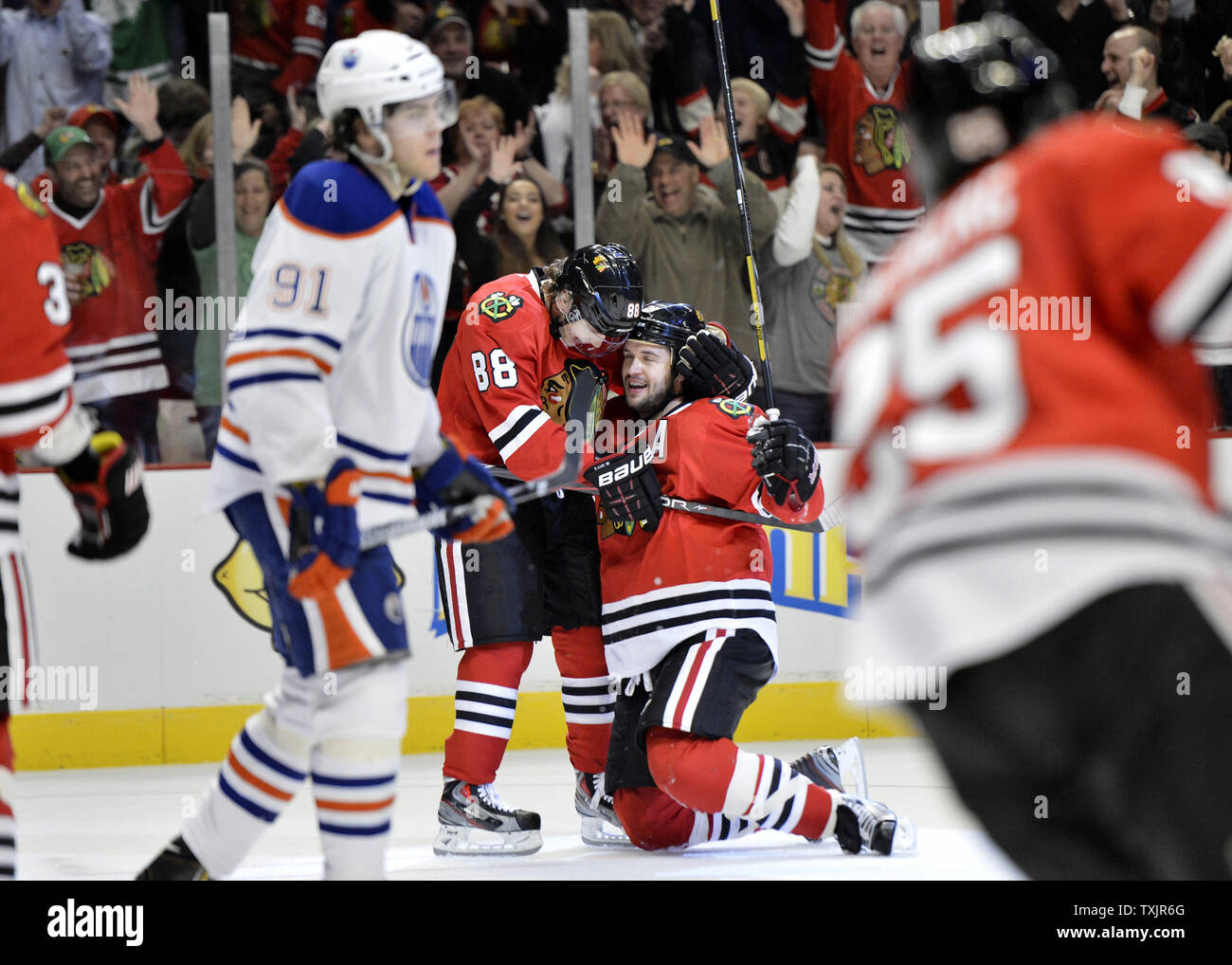 L'aile droite des Blackhawks de Chicago Patrick Kane (L) et le défenseur Brent Seabrook célébrer Seabrooks a pour objectif au cours de la deuxième période contre les Oilers d'Edmonton à l'United Center de Chicago le 10 mars 2013. UPI/Brian Kersey Banque D'Images