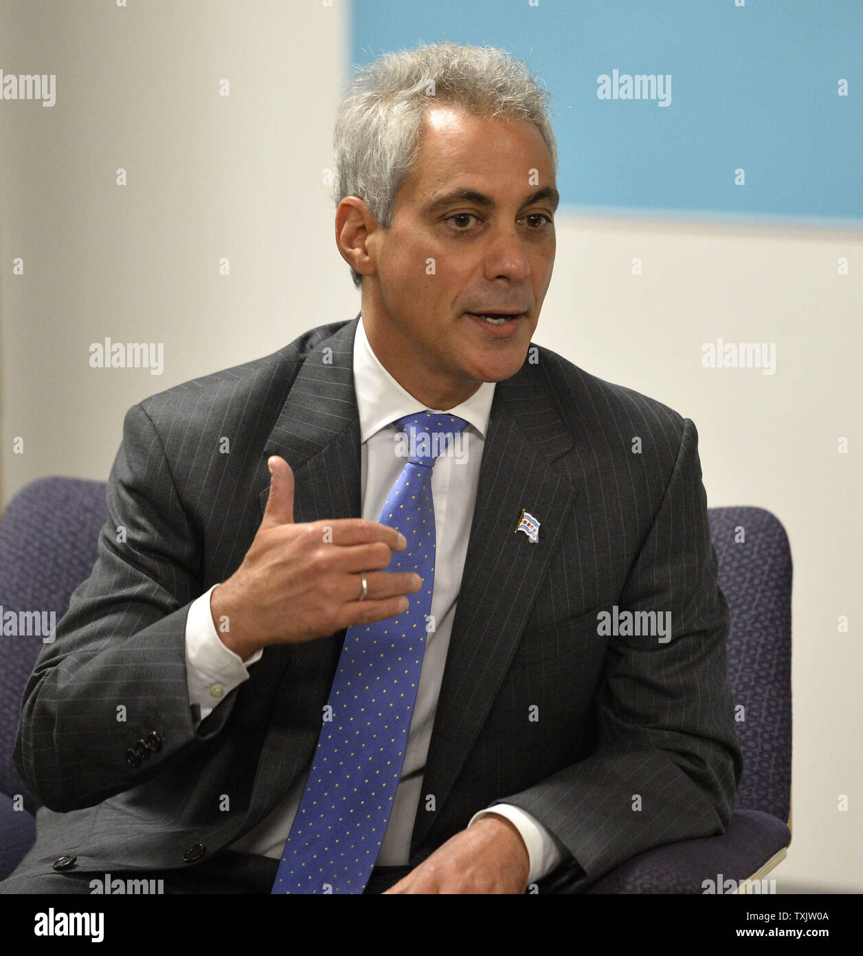 Le maire de Chicago Rahm Emanuel parle avec les étudiants impliqués avec Alliance urbaine au Columbia College à Chicago le 18 juillet 2013. Le maire a été rejoint par son épouse, la Première Dame de Chicago Règle Amy et la Première Dame Michelle Obama, qui, avec sa visite, cherche à attirer l'attention sur des programmes comme l'Alliance urbaine qui est une année d'éducation au choix de carrière et d'emploi pour les seniors de lycée qui offre des stages rémunérés, la formation formelle, et de l'encadrement. UPI/Brian Kersey Banque D'Images