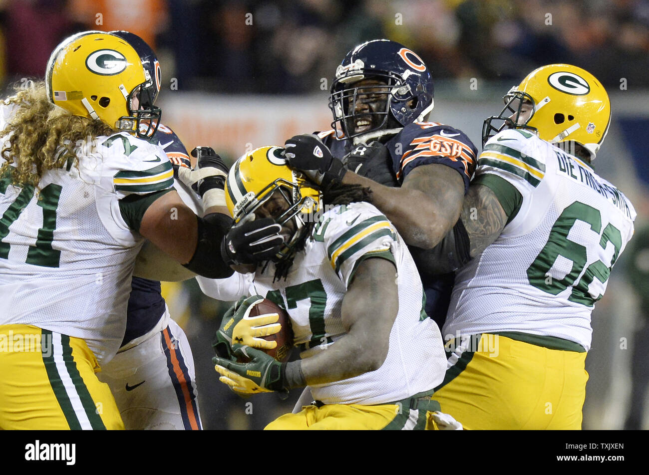 Chicago Bears nez attaquer Jérémie Ratliff (C) cesse de Green Bay Packers d'utiliser de nouveau Eddie Lacy (27) pour l'absence de gain au cours du quatrième trimestre à Soldier Field, à Chicago le 29 décembre 2013. Les Packers a vaincu les Bears 33-28, remportant la NFC North Division. UPI/Brian Kersey Banque D'Images