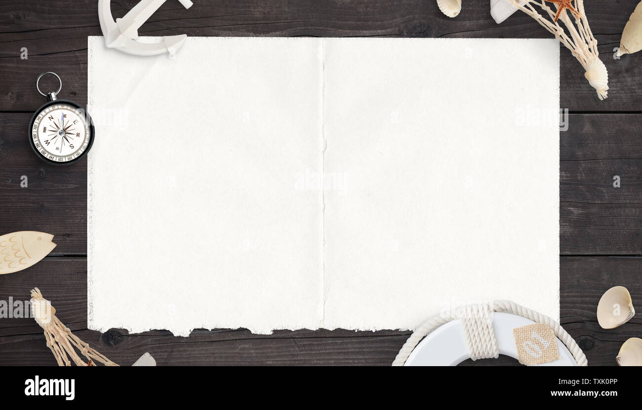 Vide, propre site, vieux papiers sur table en bois entourée de compas et les choses de la mer. Aventure, chasse au trésor, la composition de voyage. Haut de la vue, télévision lay. Banque D'Images