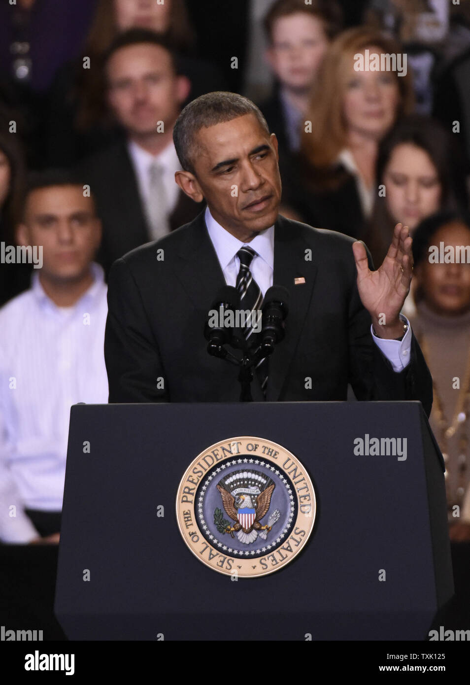 Le président américain Barack Obama parle de la réforme de l'immigration comme il parle à la communauté Copernicus Center de Chicago le 25 novembre 2014. Dans un discours à la nation le 20 novembre, Obama a annoncé l'action de l'exécutif de lever la menace d'expulsion pour des millions d'immigrants sans papiers qui n'ont pas de casier judiciaire et ont vécu aux États-Unis depuis plus de cinq ans. Le Président a également commenté la situation dans Ferguson, MO. UPI/David Banks Banque D'Images