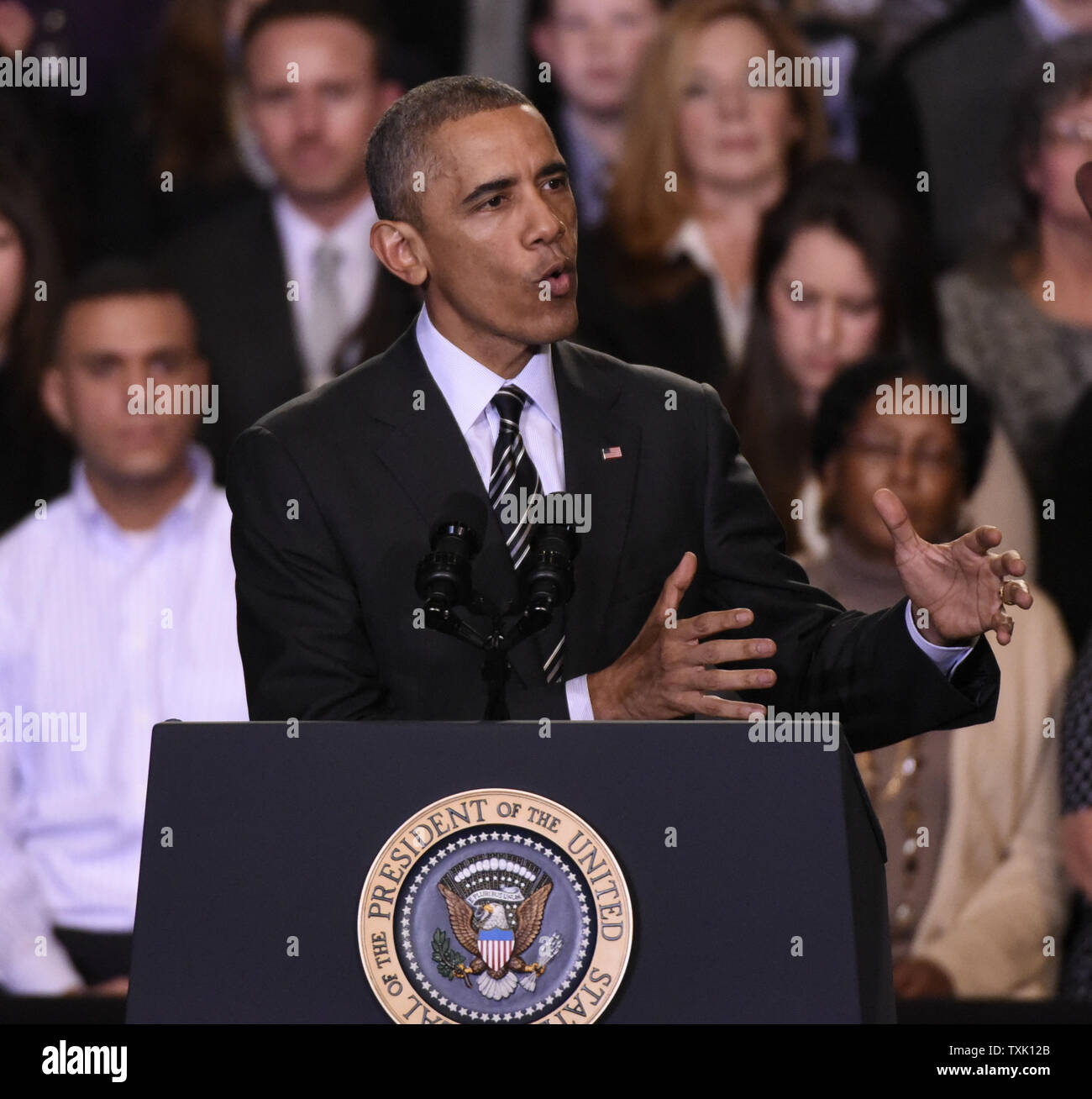 Le président américain Barack Obama parle de la réforme de l'immigration comme il parle à la communauté Copernicus Center de Chicago le 25 novembre 2014. Dans un discours à la nation le 20 novembre, Obama a annoncé l'action de l'exécutif de lever la menace d'expulsion pour des millions d'immigrants sans papiers qui n'ont pas de casier judiciaire et ont vécu aux États-Unis depuis plus de cinq ans. Le Président a également commenté la situation dans Ferguson, MO. UPI/David Banks Banque D'Images