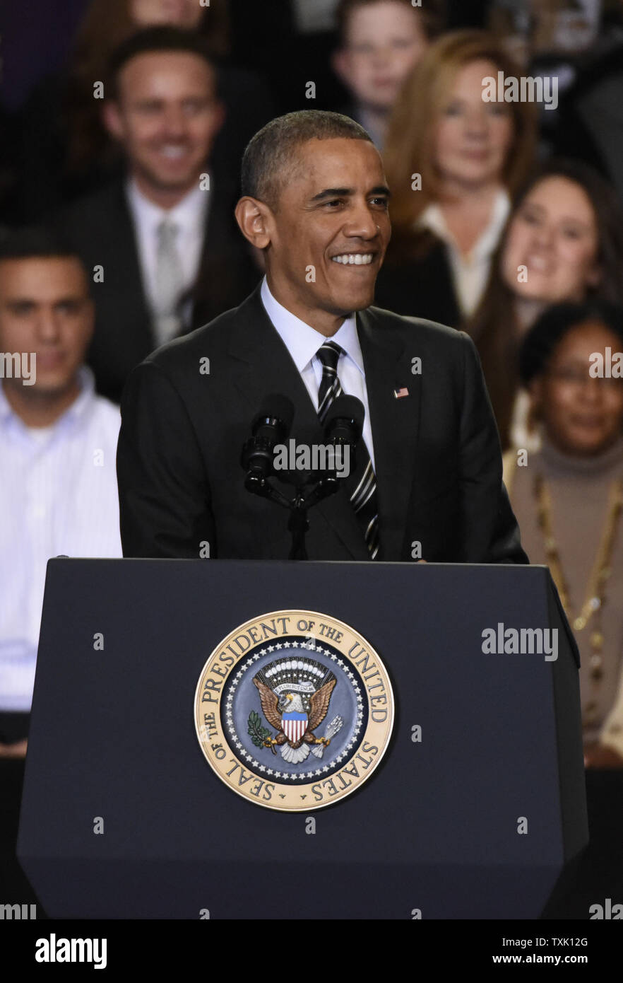 Le président américain Barack Obama parle de la réforme de l'immigration comme il parle à la communauté Copernicus Center de Chicago le 25 novembre 2014. Dans un discours à la nation le 20 novembre, Obama a annoncé l'action de l'exécutif de lever la menace d'expulsion pour des millions d'immigrants sans papiers qui n'ont pas de casier judiciaire et ont vécu aux États-Unis depuis plus de cinq ans. Le Président a également commenté la situation dans Ferguson, MO. UPI/David Banks Banque D'Images