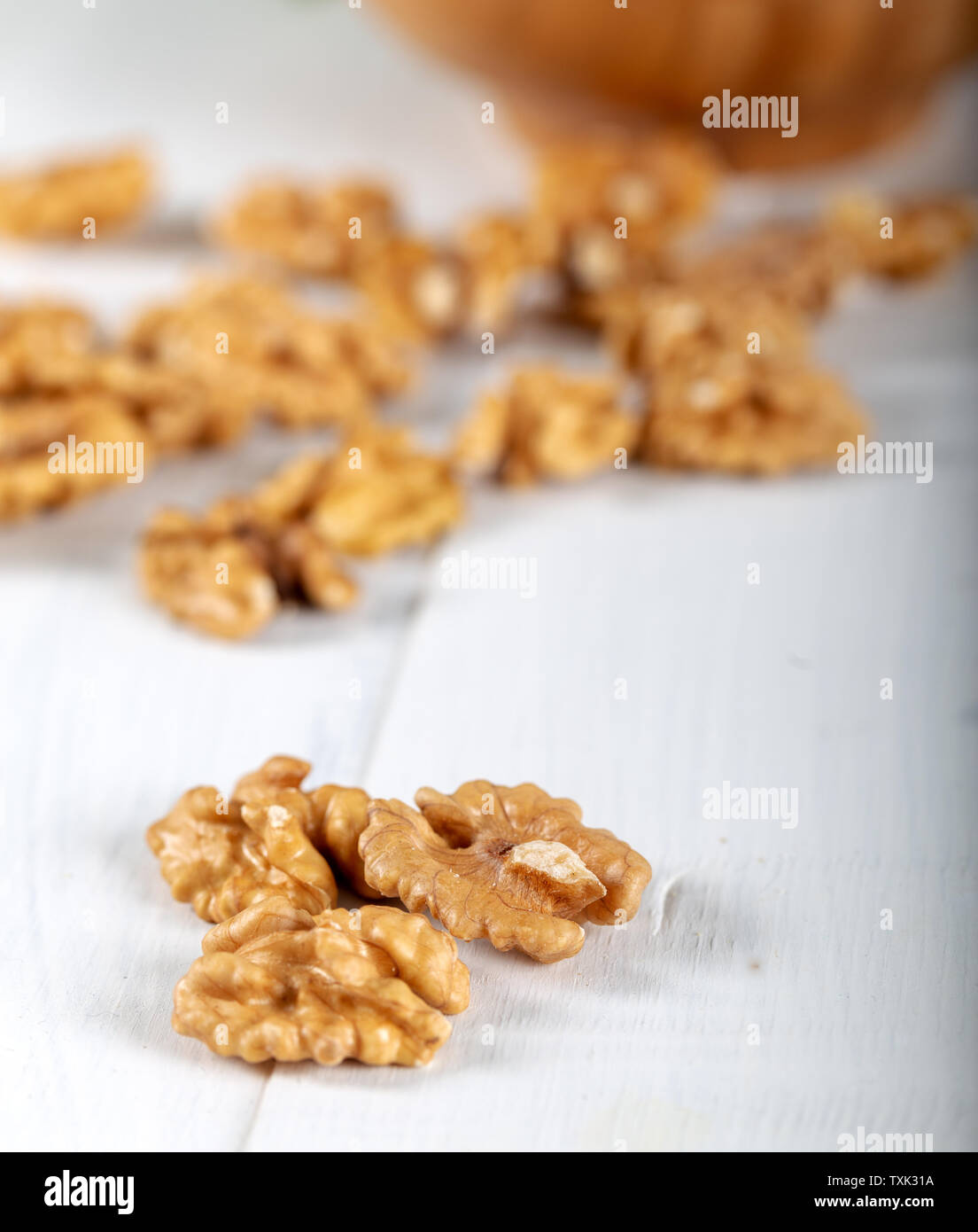 Les cerneaux de noix fond blanc Banque D'Images