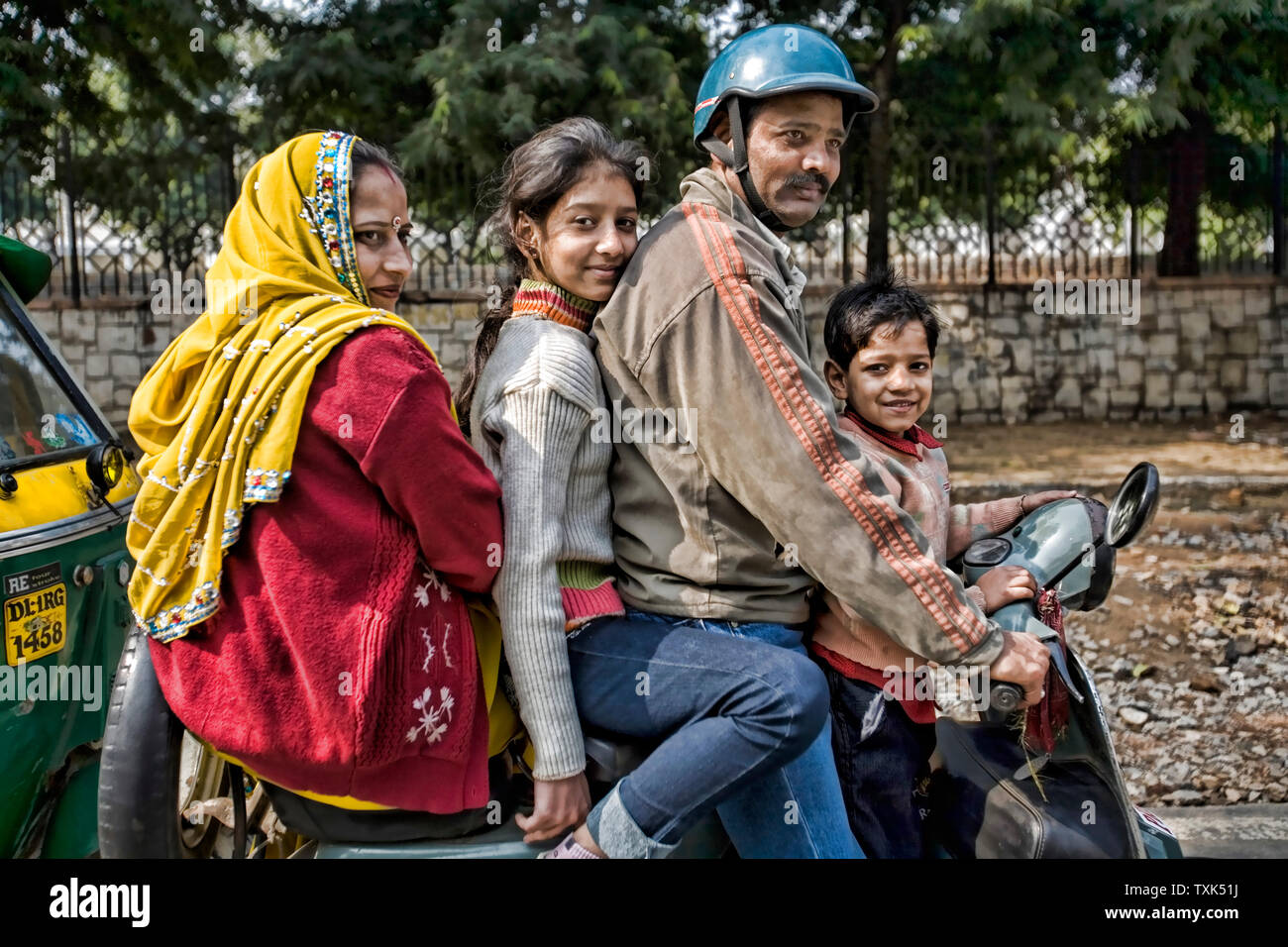 Une famille entière sur un scooter Bajaj Indian la Vespa, New Delhi, de l'Uttar Pradesh, Inde, Asie. Banque D'Images