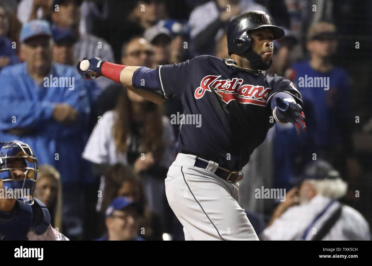 Cleveland Indians' Carlos Santana frappe un coup de circuit en solo contre les Cubs de Chicago au cours de la deuxième manche dans le jeu 4 de la Série mondiale à Wrigley Field de Chicago, 29 octobre 2016. Photo par Kamil Krzaczynski/UPI Banque D'Images