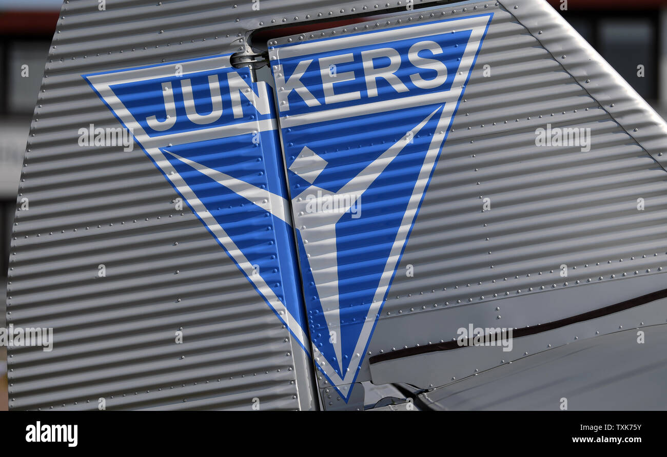 25 juin 2019, la Saxe-Anhalt, Dessau-RoDessau : un Junkers F 13 aéronefs est debout à l'aérodrome à Dessau. Il y a 100 ans, un avion de ce type a décollé pour la première fois à Dessau. L'avion, conçu par avion pioneer Hugo Junkers, fut le premier avion commercial entièrement en métal et est considéré comme un pionnier de l'aviation civile. Depuis 2016, la machine a de nouveau été fabriqués en petites séries en Suisse. Photo : Hendrik Schmidt/dpa-Zentralbild/dpa Banque D'Images