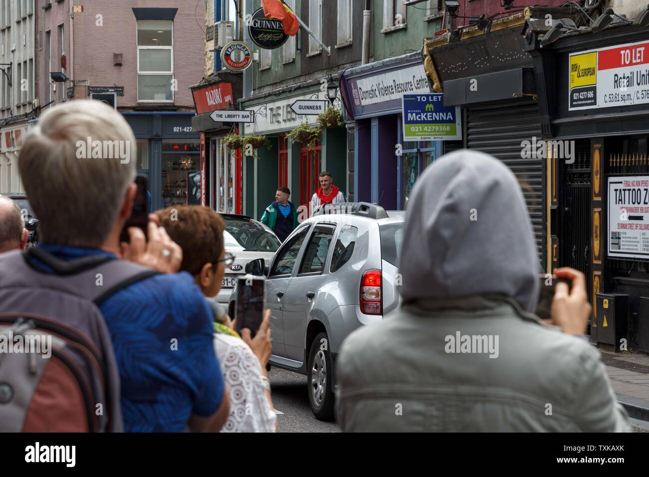 Cork, Irlande, 21 juin 2019. Les jeunes délinquants de tournage sur North Main Street, Cork City. Les jeunes délinquants étaient en train de filmer à nouveau aujourd'hui, cette fois dans la Shakedog diner dans la rue Principale Nord. Credit : Damian Coleman. Banque D'Images