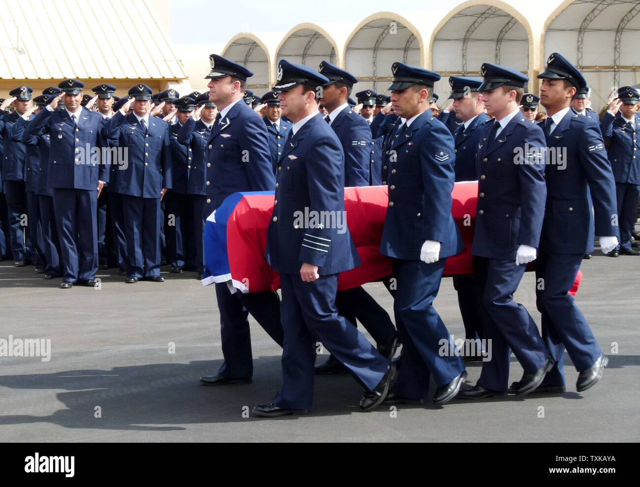 La Force aérienne chilienne est titulaire d'un service funéraire pour une victime d'accident d'avion militaire de vendredi à Santiago le 5 septembre 2011. Le 2 septembre un avion transportant 21, dont 4 journaliste, a disparu au large des côtes du Chili. Tous les 21 à bord sont morts, selon le ministre de la Défense Chilien Andres Allamand. UPI/Ricardo de la Peña. Banque D'Images